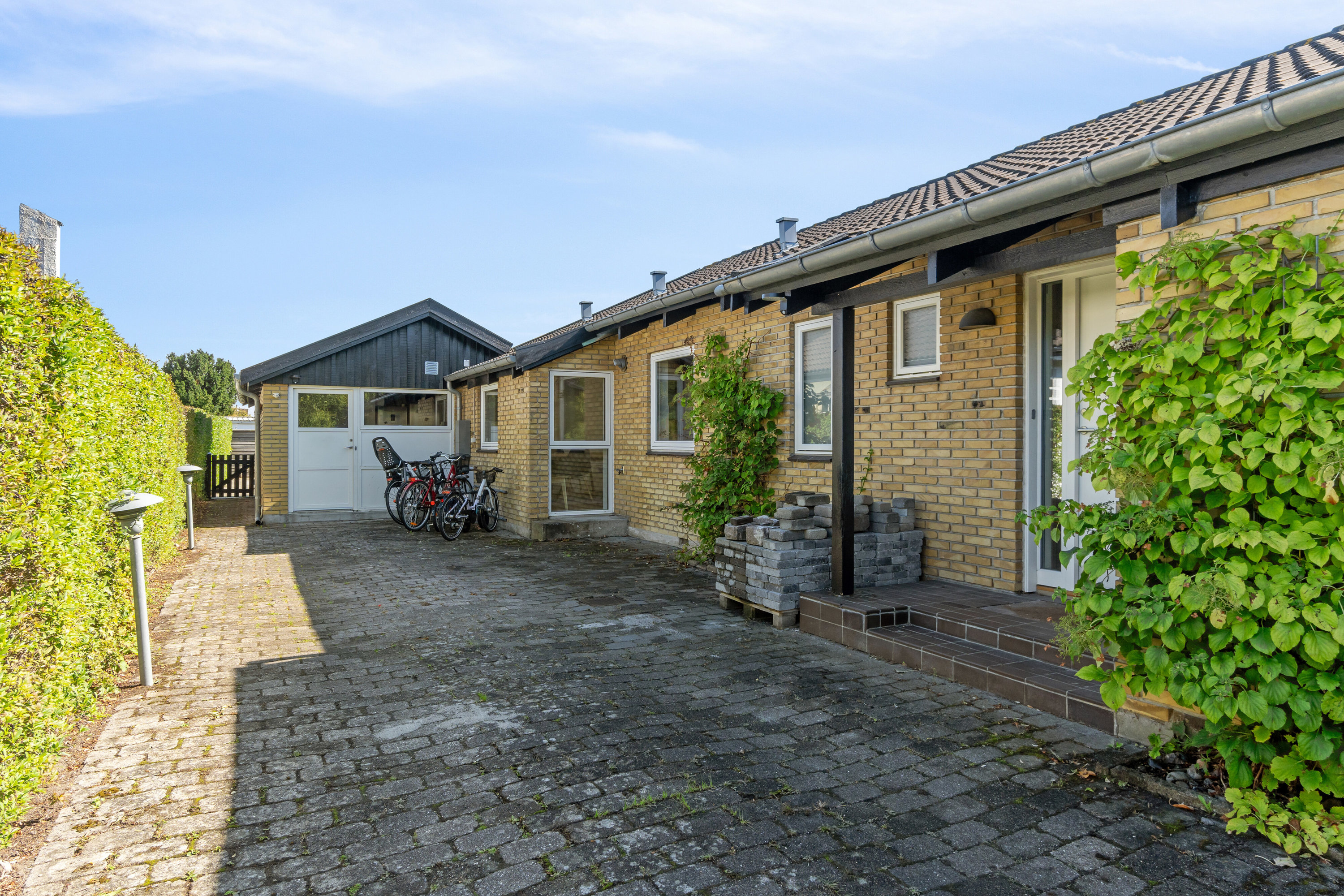 Fremhævet set fra vejen billede i fuldskærmstilstand. Billede af Strandvangen 15, 2650 Hvidovre