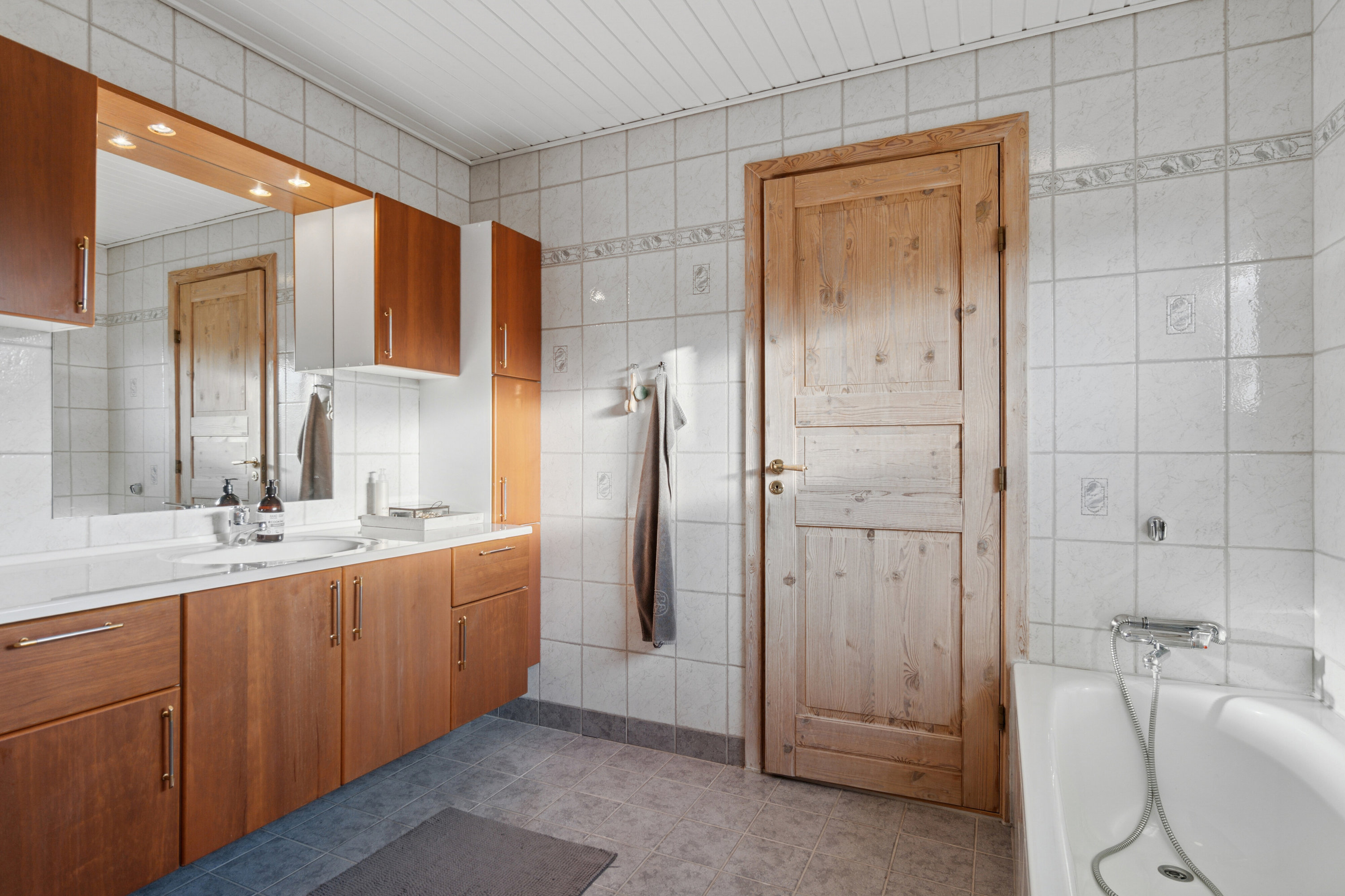 Fremhævet badeværelse billede i fuldskærmstilstand. Billede af Peter Bonnens Vej 71, 7430 Ikast