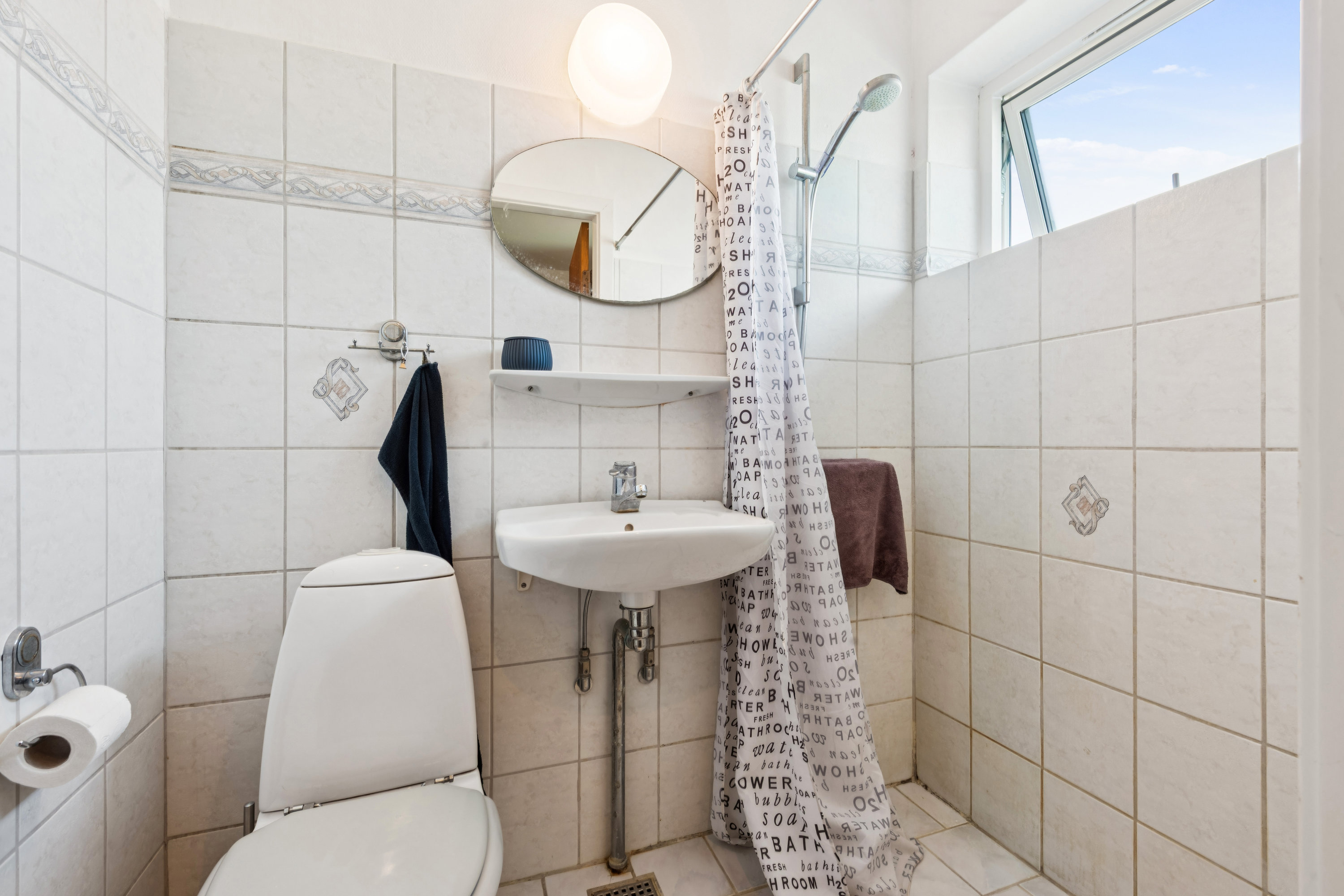 Fremhævet badeværelse billede i fuldskærmstilstand. Billede af Rørager 9, 2670 Greve