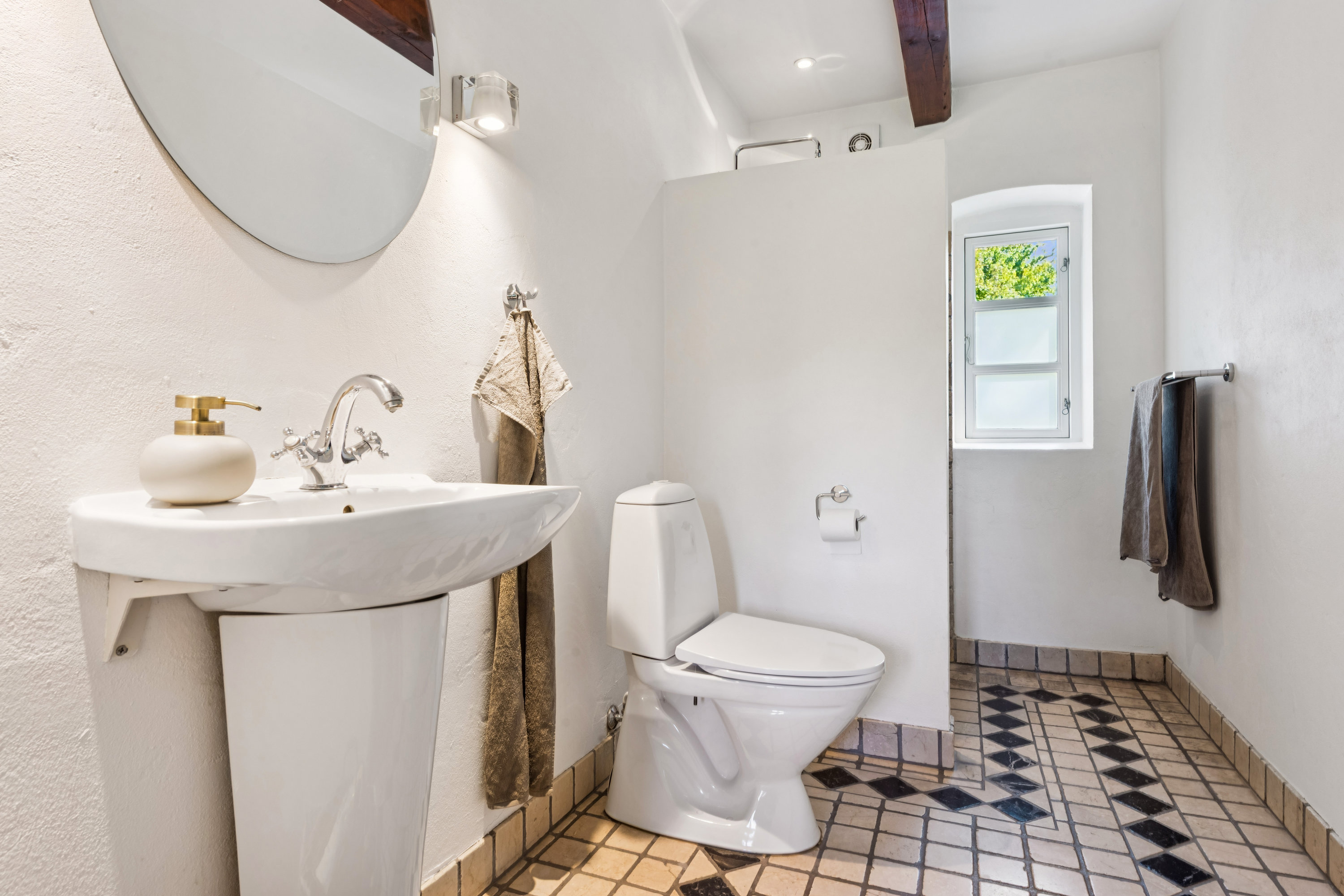 Fremhævet badeværelse billede i fuldskærmstilstand. Billede af Lillegade 33, 2670 Greve