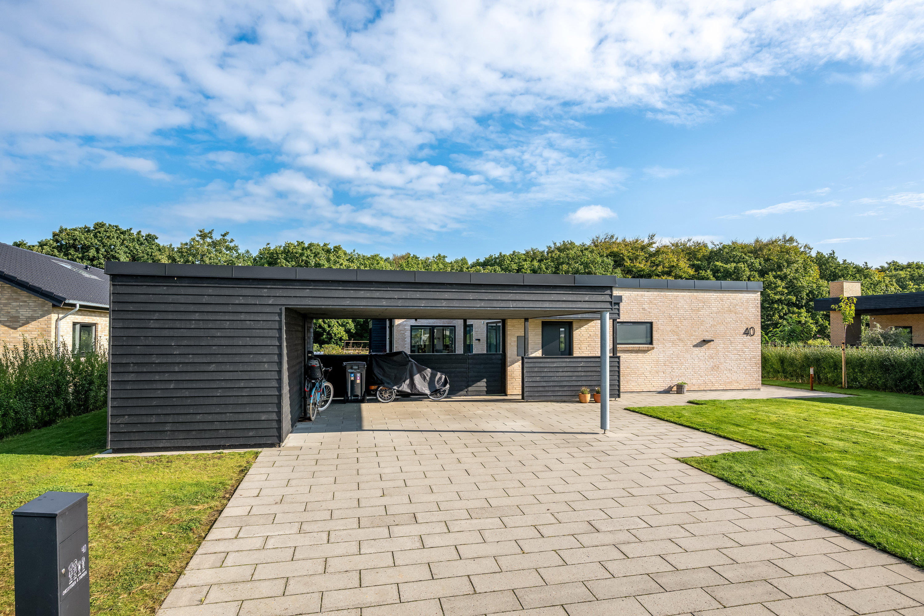 Fremhævet facade billede i fuldskærmstilstand. Billede af Oldager Allé 40, 6900 Skjern