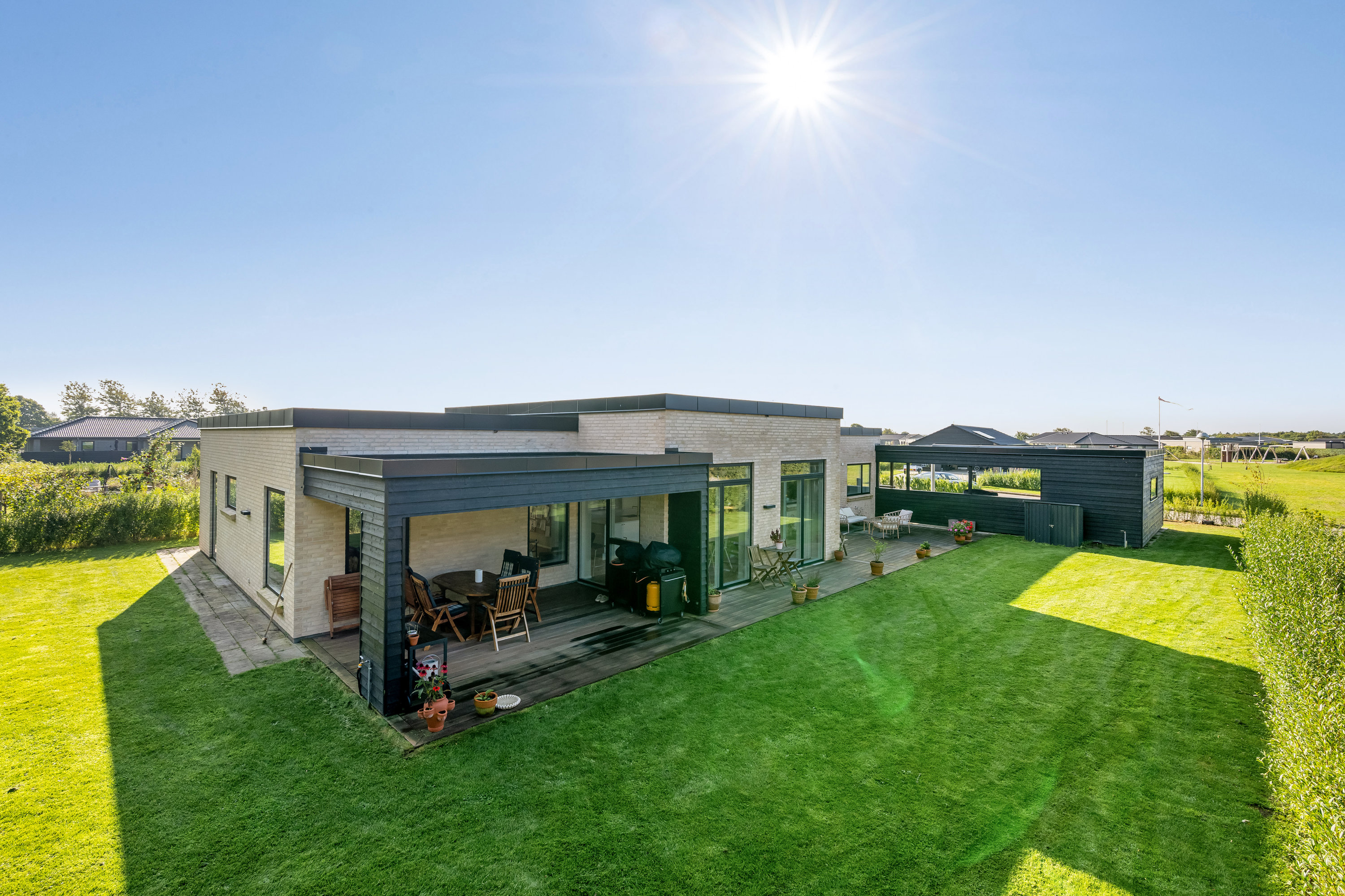 Fremhævet facade billede i fuldskærmstilstand. Billede af Oldager Allé 40, 6900 Skjern