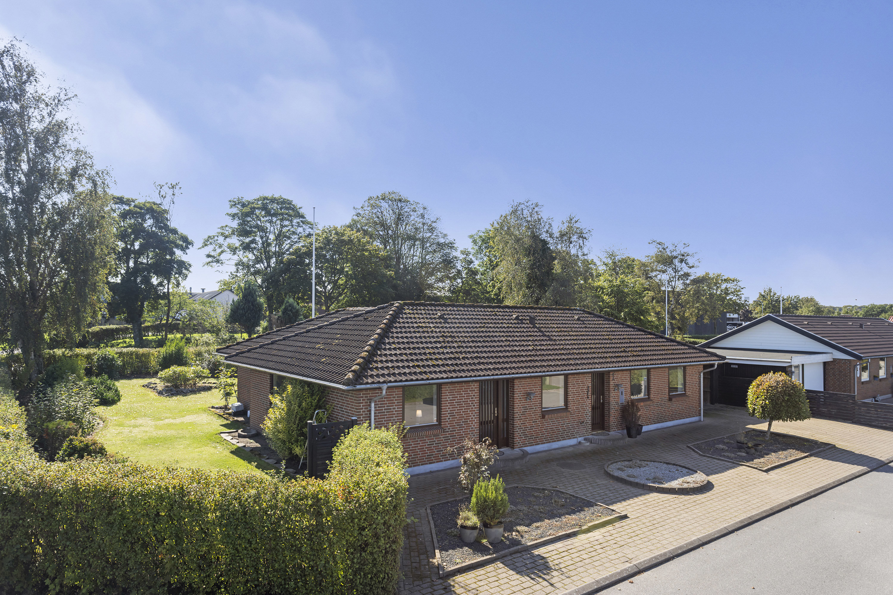 Fremhævet facade billede i fuldskærmstilstand. Billede af Damsgårdsvej 1, 9900 Frederikshavn