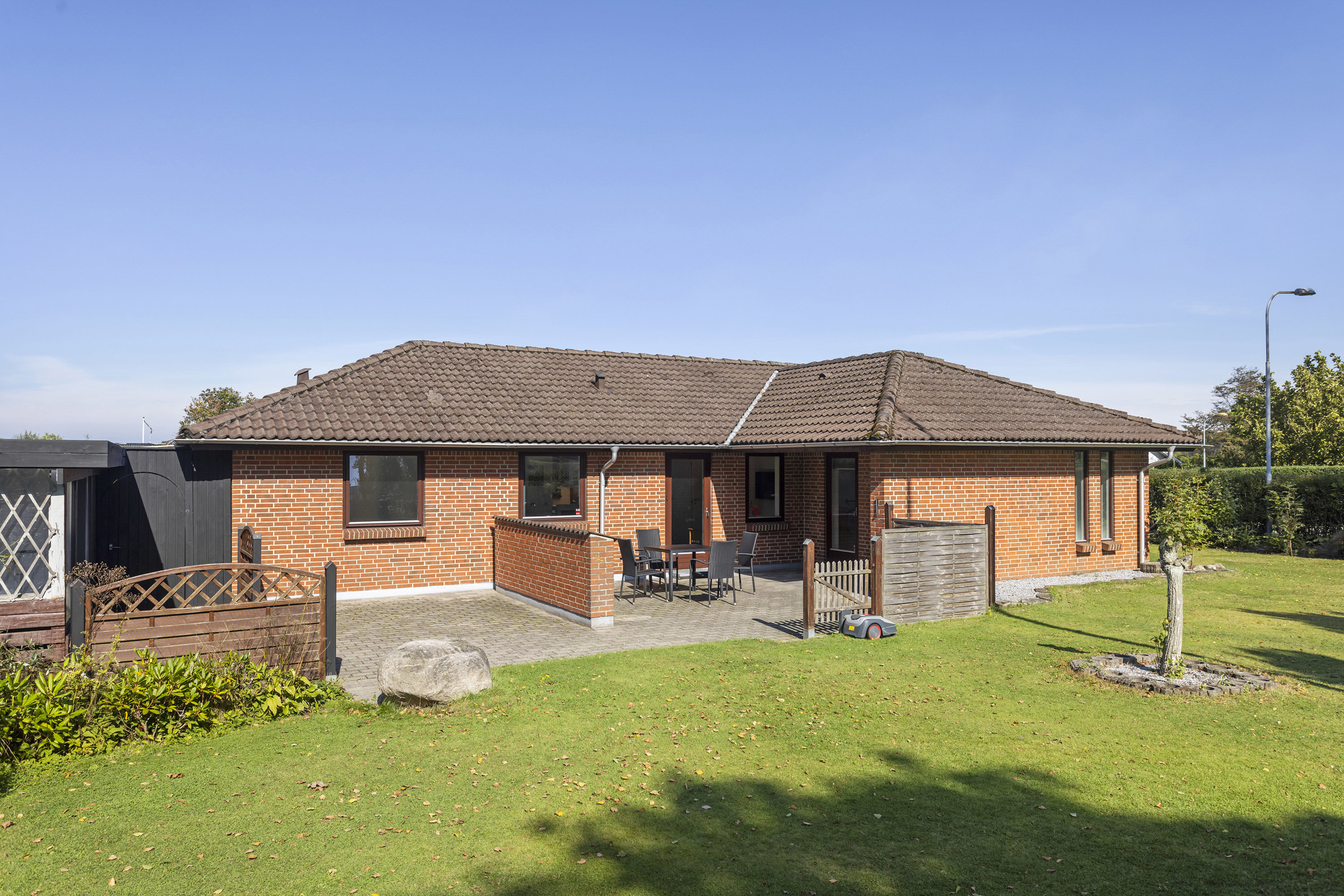 Fremhævet facade billede i fuldskærmstilstand. Billede af Damsgårdsvej 1, 9900 Frederikshavn