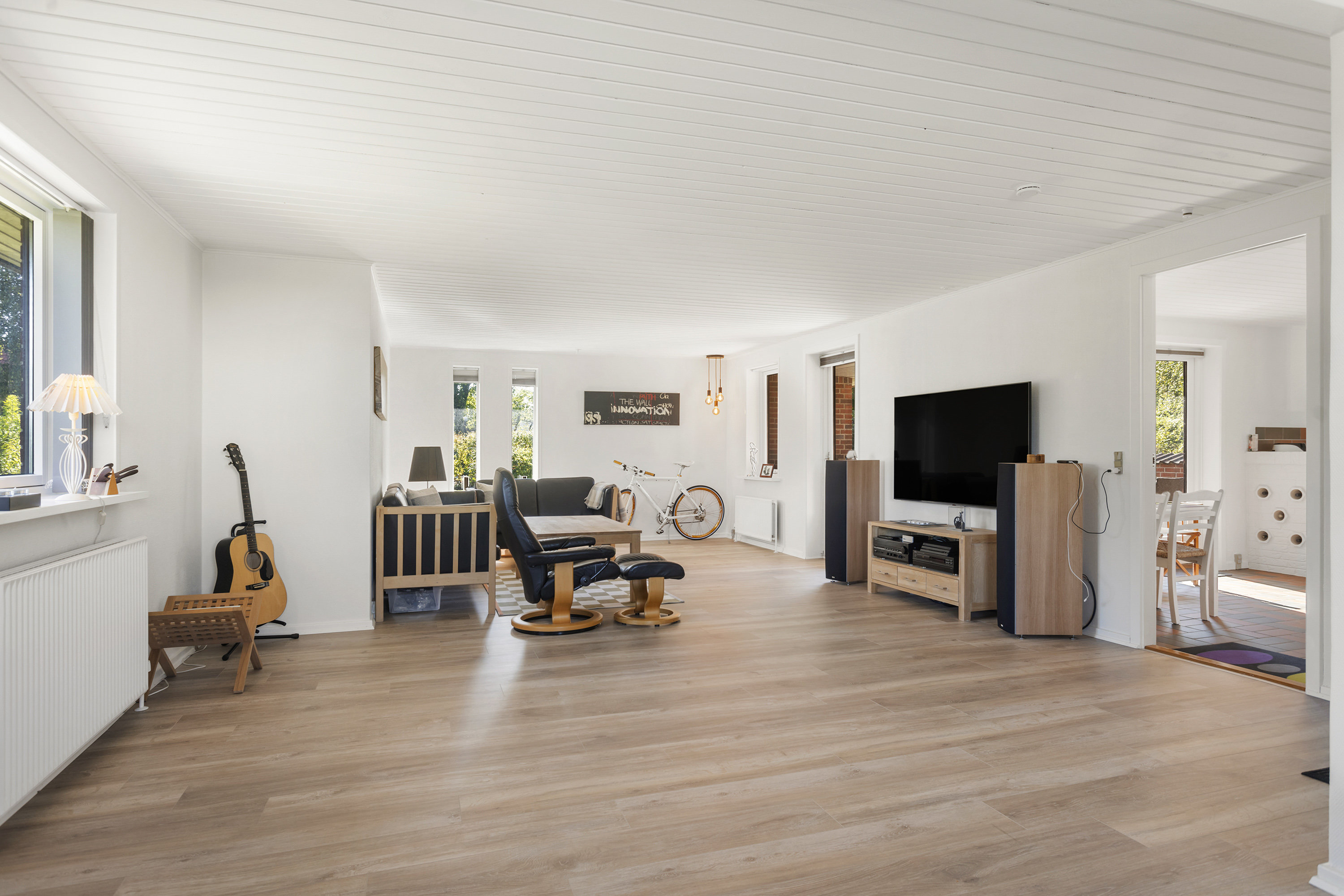 Fremhævet stue billede i fuldskærmstilstand. Billede af Damsgårdsvej 1, 9900 Frederikshavn