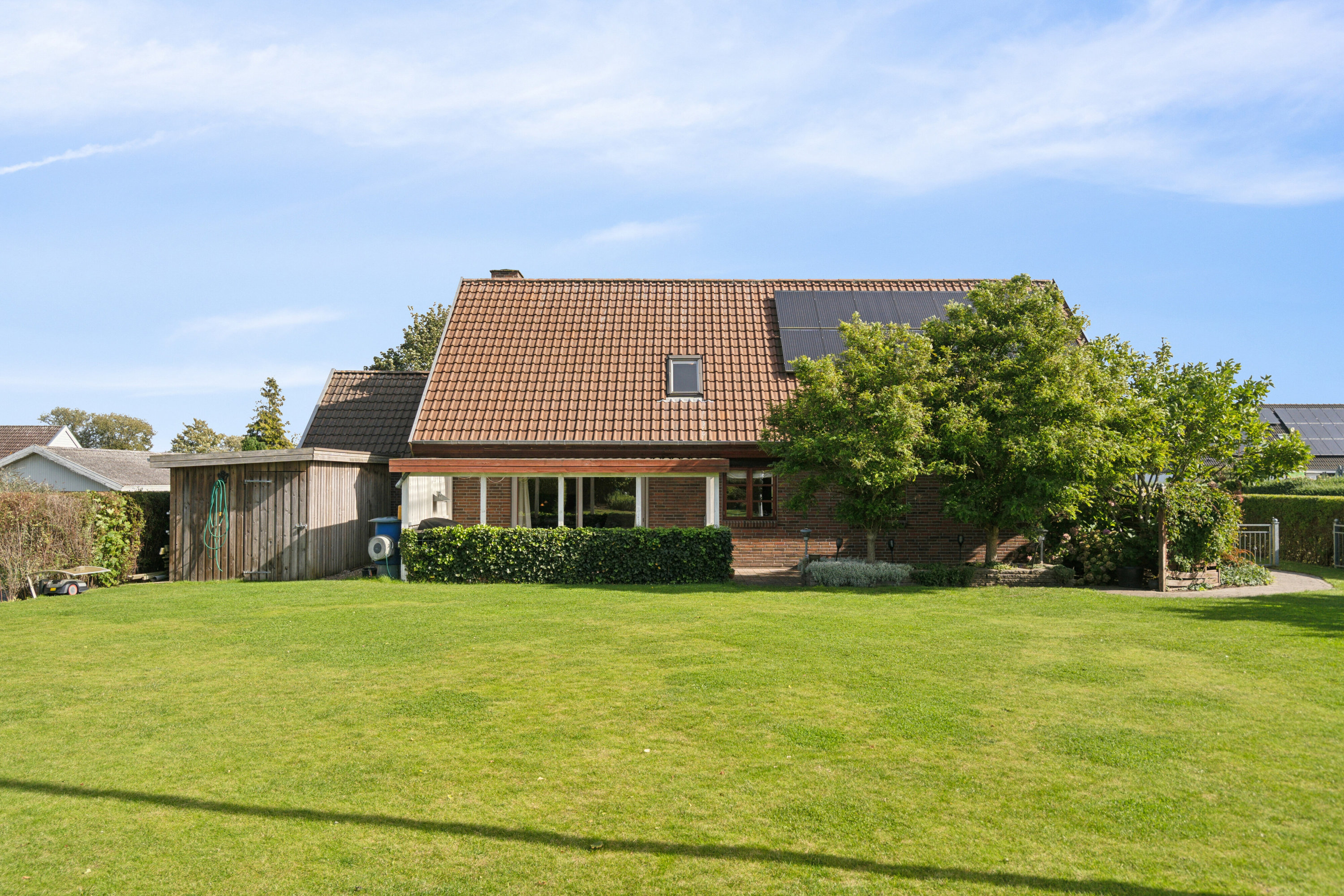 Fremhævet set fra haven billede i fuldskærmstilstand. Billede af Lærkehaven 6, 5330 Munkebo