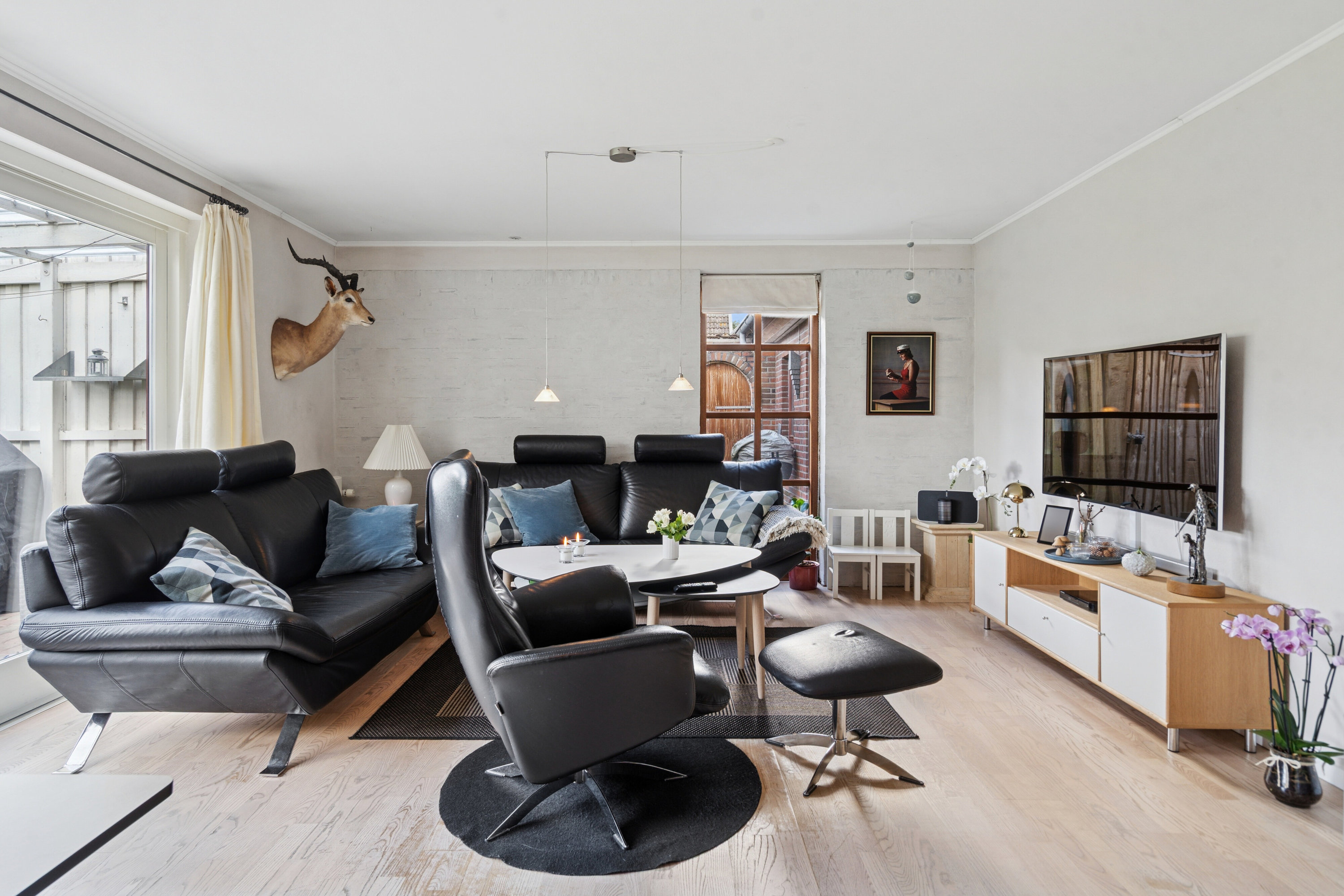 Fremhævet stue billede i fuldskærmstilstand. Billede af Lærkehaven 6, 5330 Munkebo