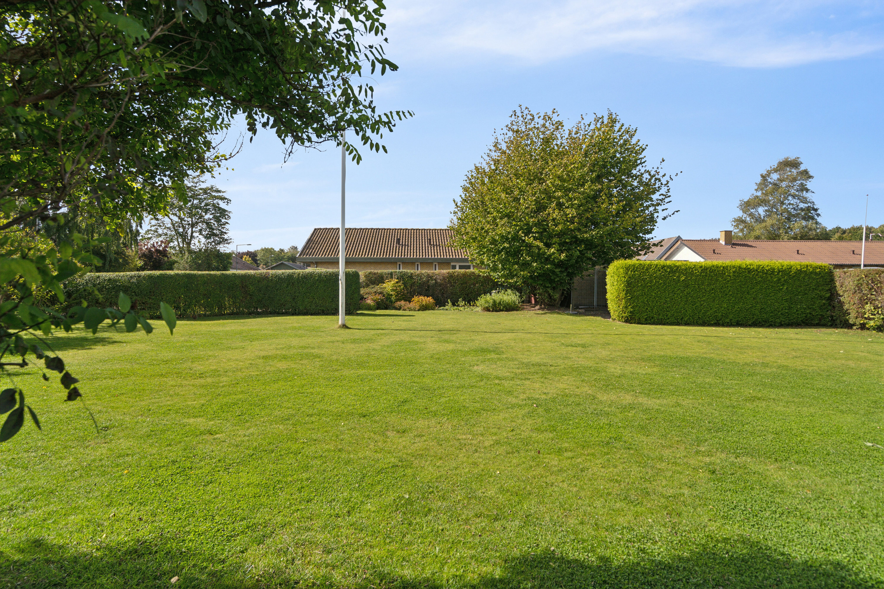 Fremhævet set fra haven billede i fuldskærmstilstand. Billede af Lærkehaven 6, 5330 Munkebo