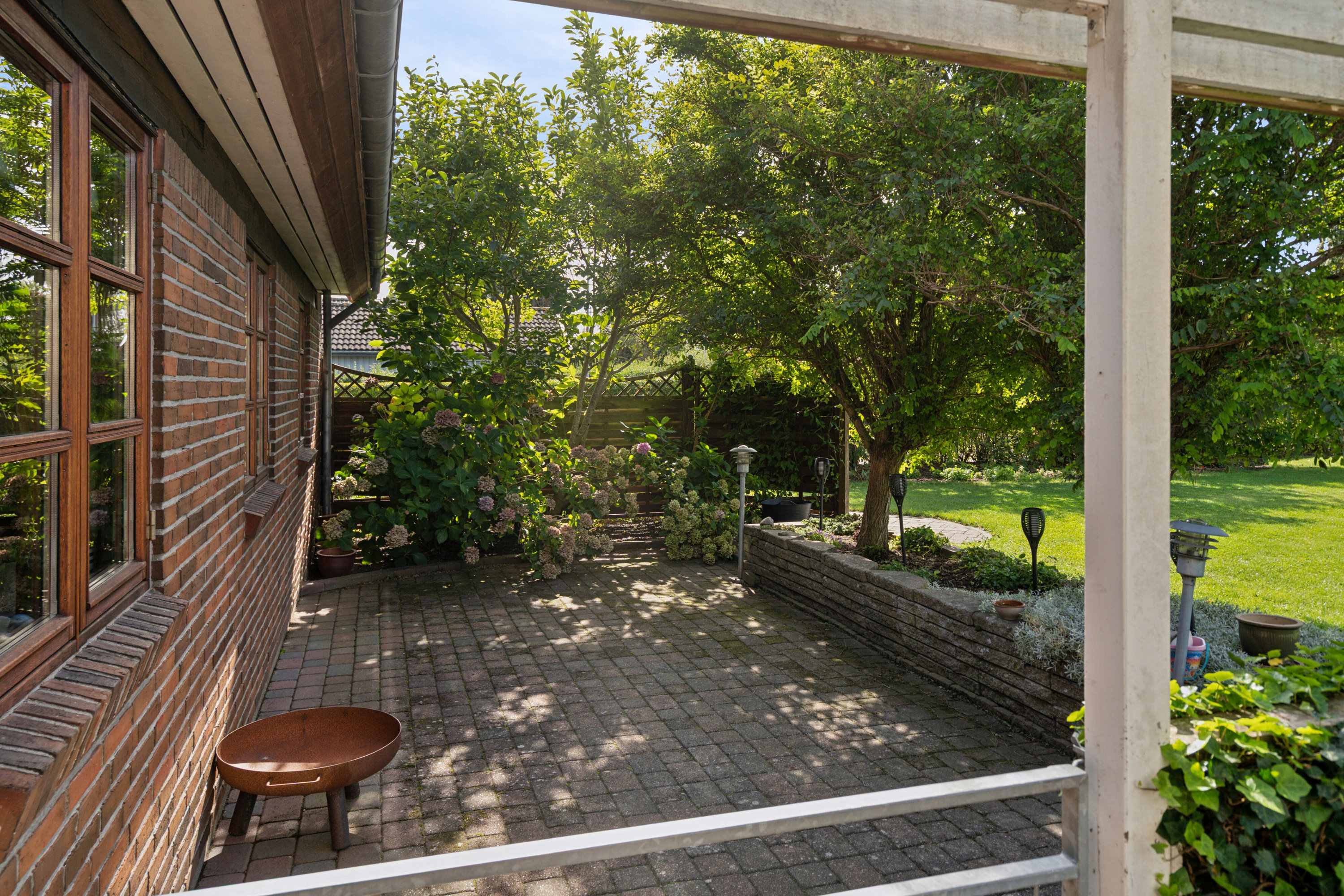 Fremhævet set fra haven billede i fuldskærmstilstand. Billede af Lærkehaven 6, 5330 Munkebo