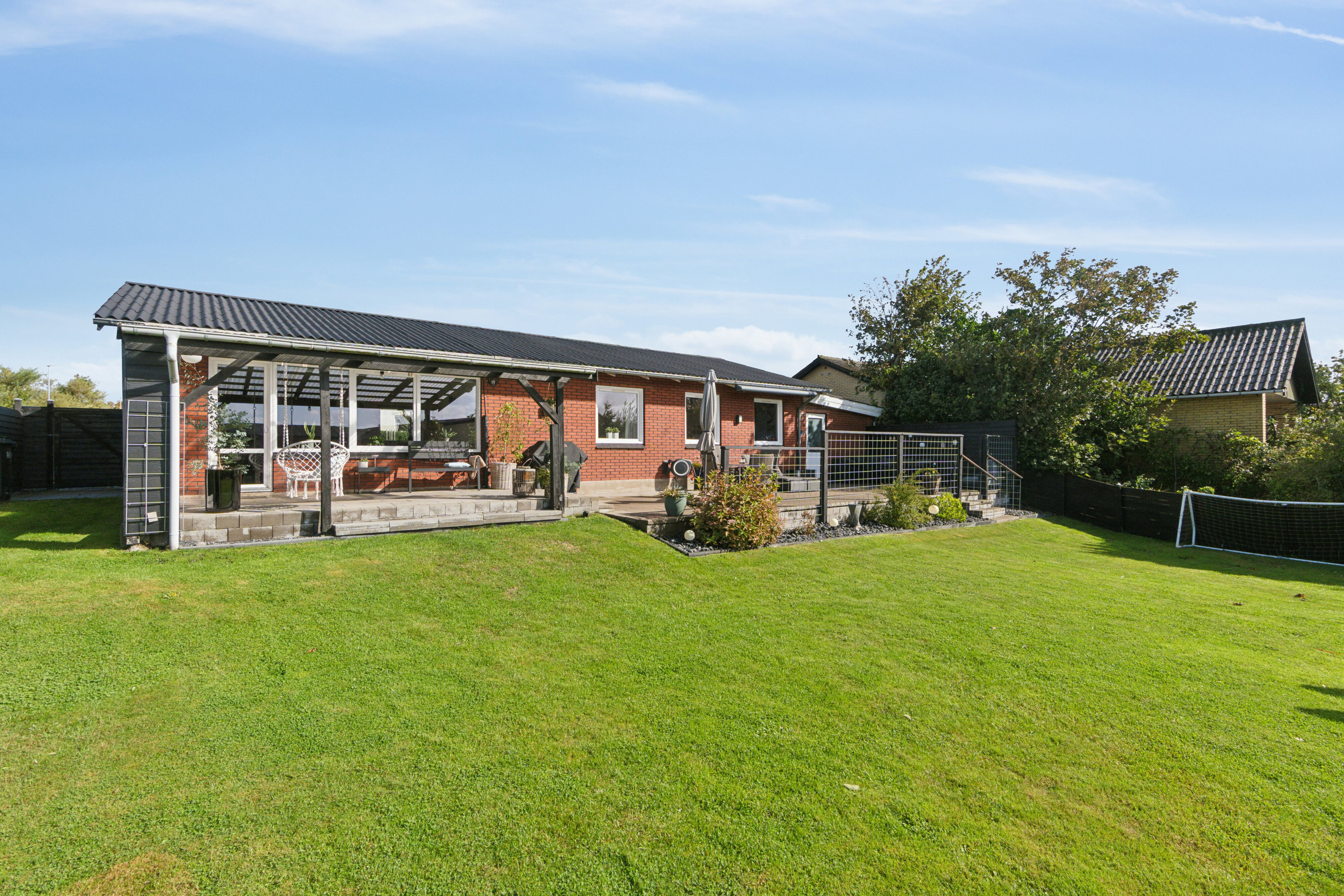 Fremhævet set fra haven billede i fuldskærmstilstand. Billede af Tranevej 10, 7700 Thisted