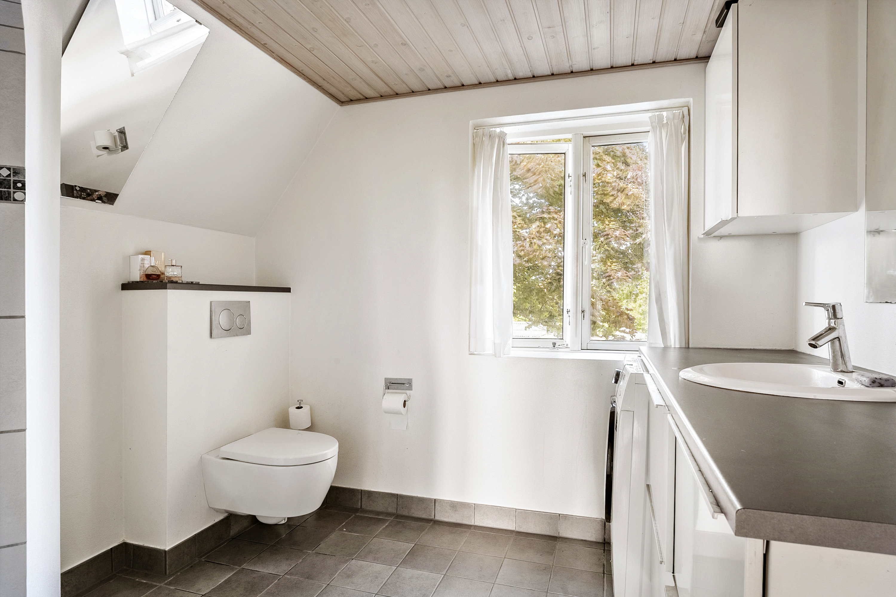 Fremhævet badeværelse billede i fuldskærmstilstand. Billede af Barrit Langgade 102, 7150 Barrit