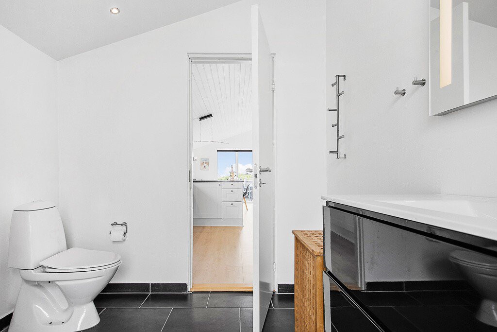 Fremhævet badeværelse billede i fuldskærmstilstand. Billede af Revlingerenden 7, Lønstrup, 9800 Hjørring