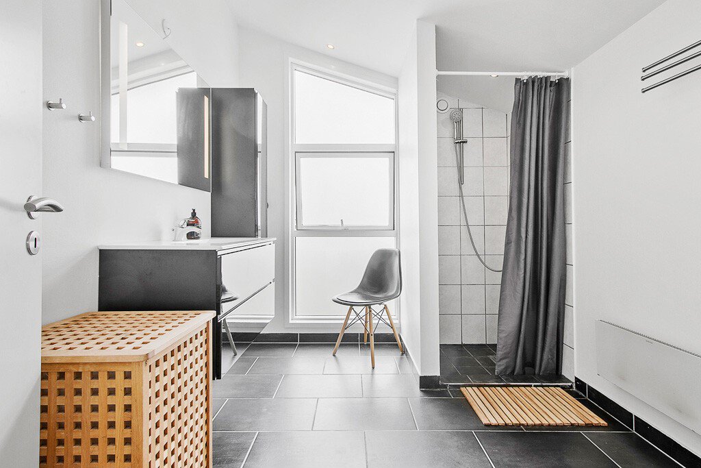 Fremhævet badeværelse billede i fuldskærmstilstand. Billede af Revlingerenden 7, Lønstrup, 9800 Hjørring