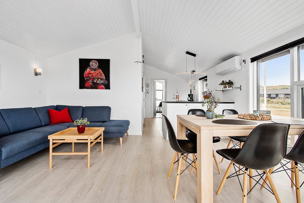 Fremhævet køkken/alrum/stue billede i fuldskærmstilstand. Billede af Revlingerenden 7, Lønstrup, 9800 Hjørring