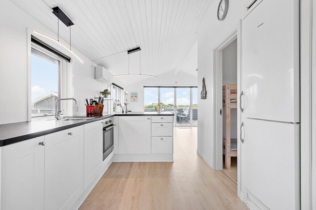 Fremhævet køkken billede i fuldskærmstilstand. Billede af Revlingerenden 7, Lønstrup, 9800 Hjørring