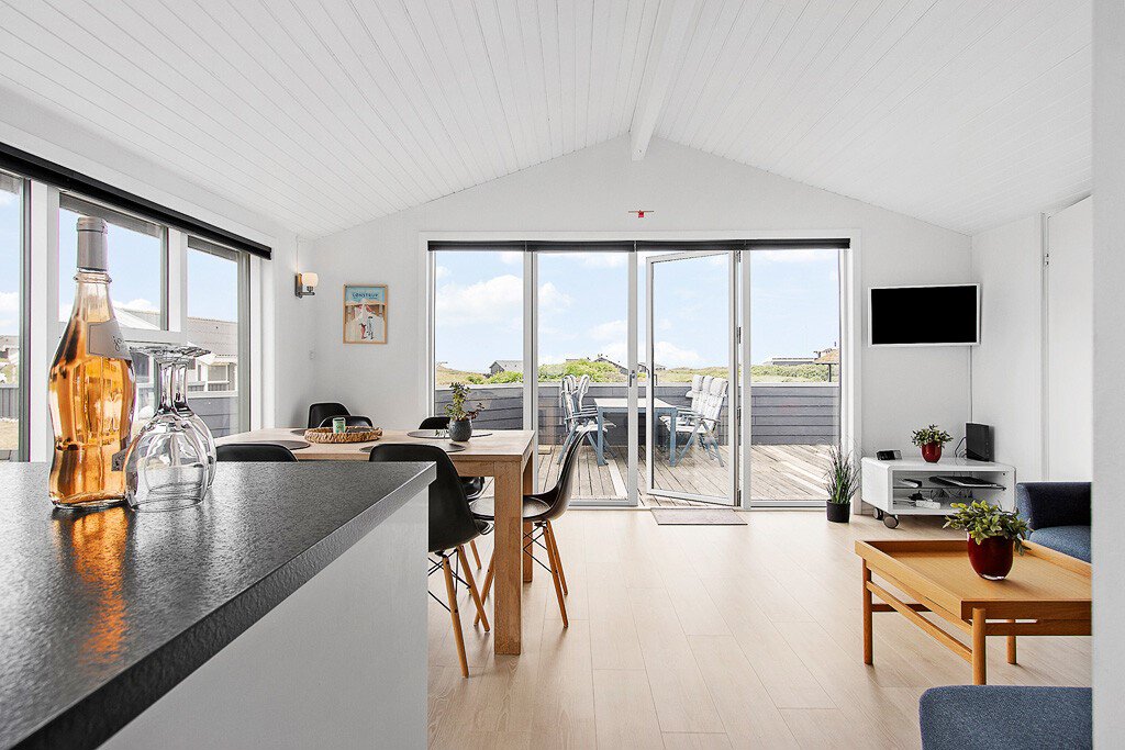 Fremhævet køkken/alrum billede i fuldskærmstilstand. Billede af Revlingerenden 7, Lønstrup, 9800 Hjørring