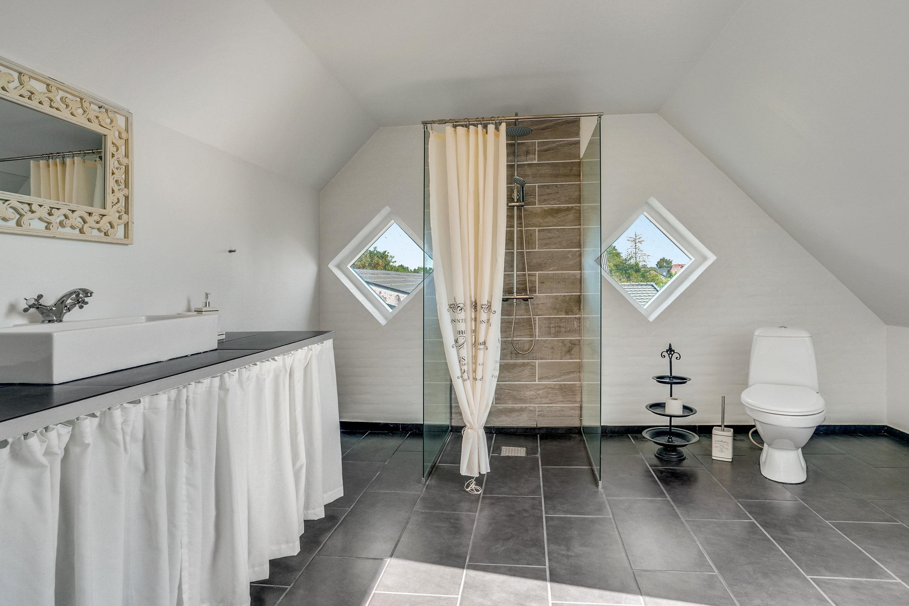 Fremhævet badeværelse billede i fuldskærmstilstand. Billede af Grønningen 4, 9600 Aars