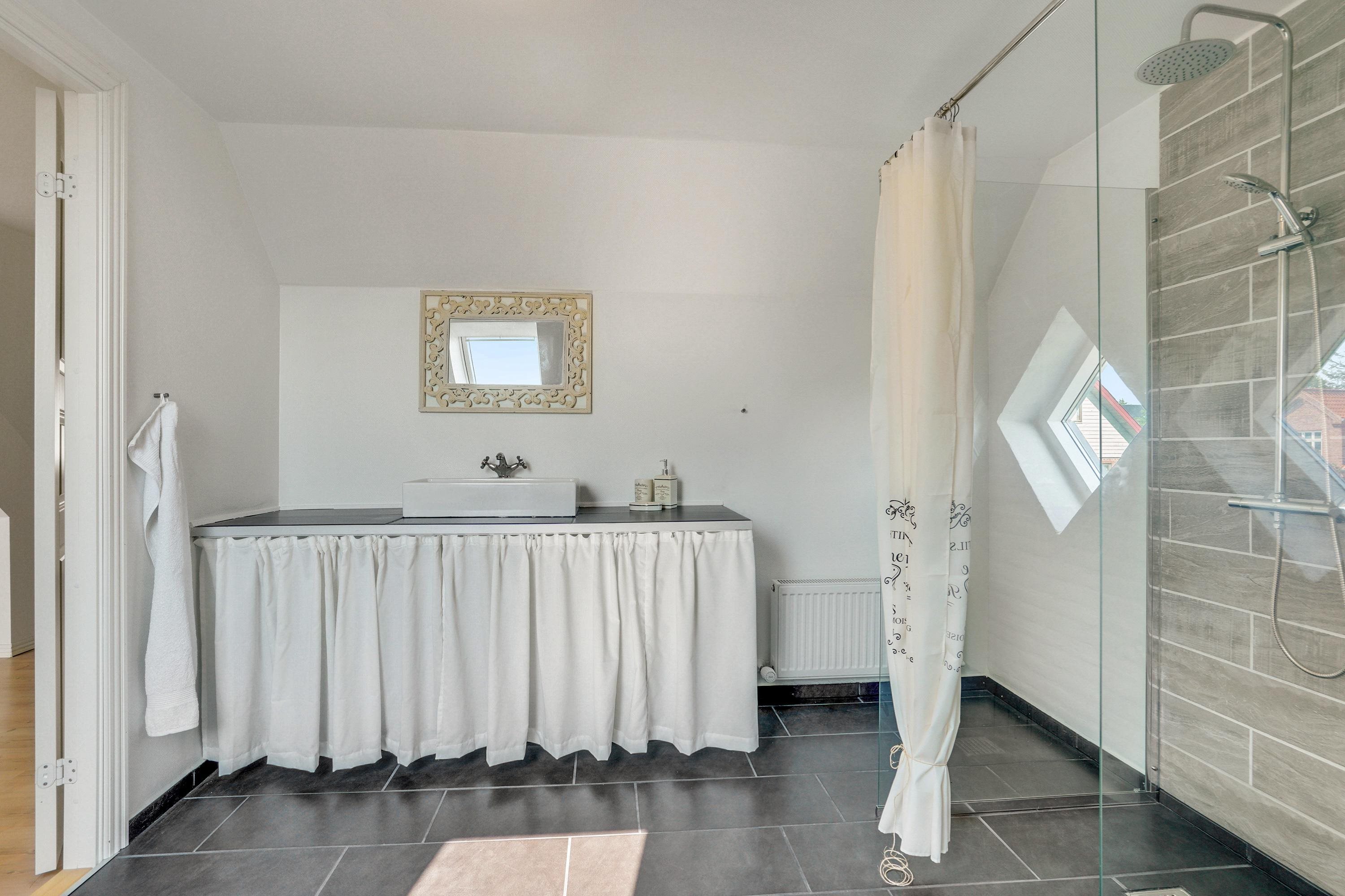 Fremhævet badeværelse billede i fuldskærmstilstand. Billede af Grønningen 4, 9600 Aars