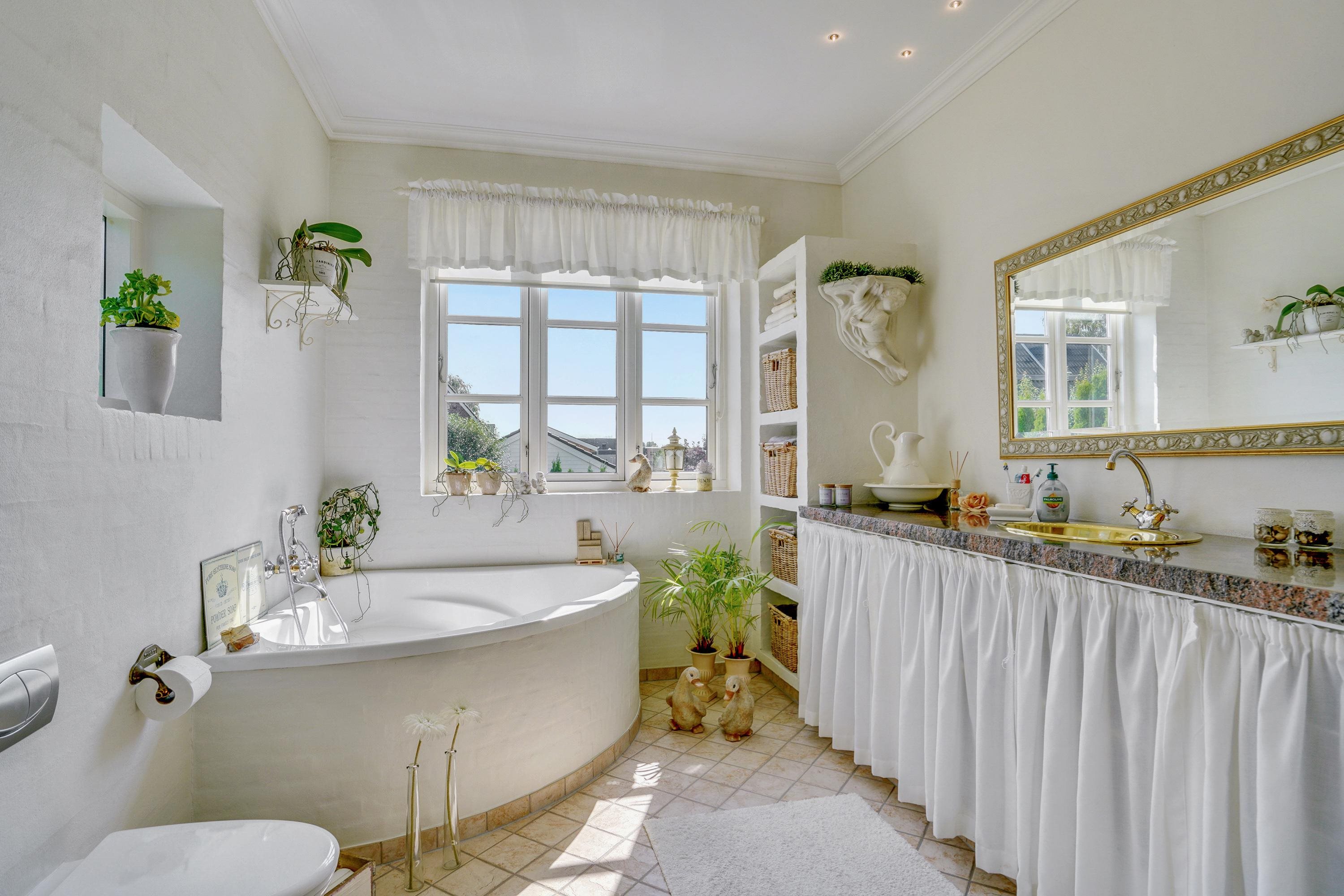 Fremhævet badeværelse billede i fuldskærmstilstand. Billede af Grønningen 4, 9600 Aars