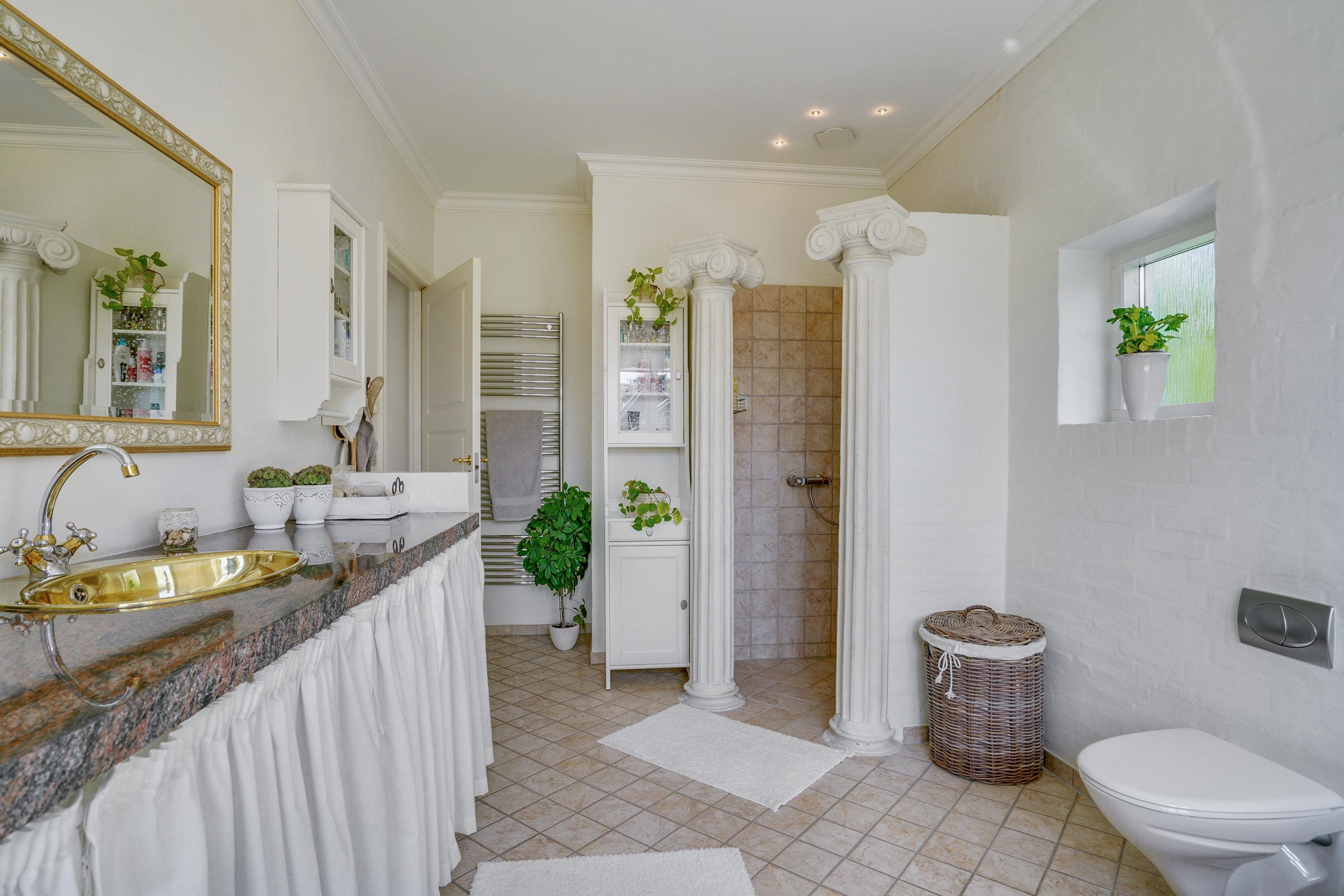 Fremhævet badeværelse billede i fuldskærmstilstand. Billede af Grønningen 4, 9600 Aars