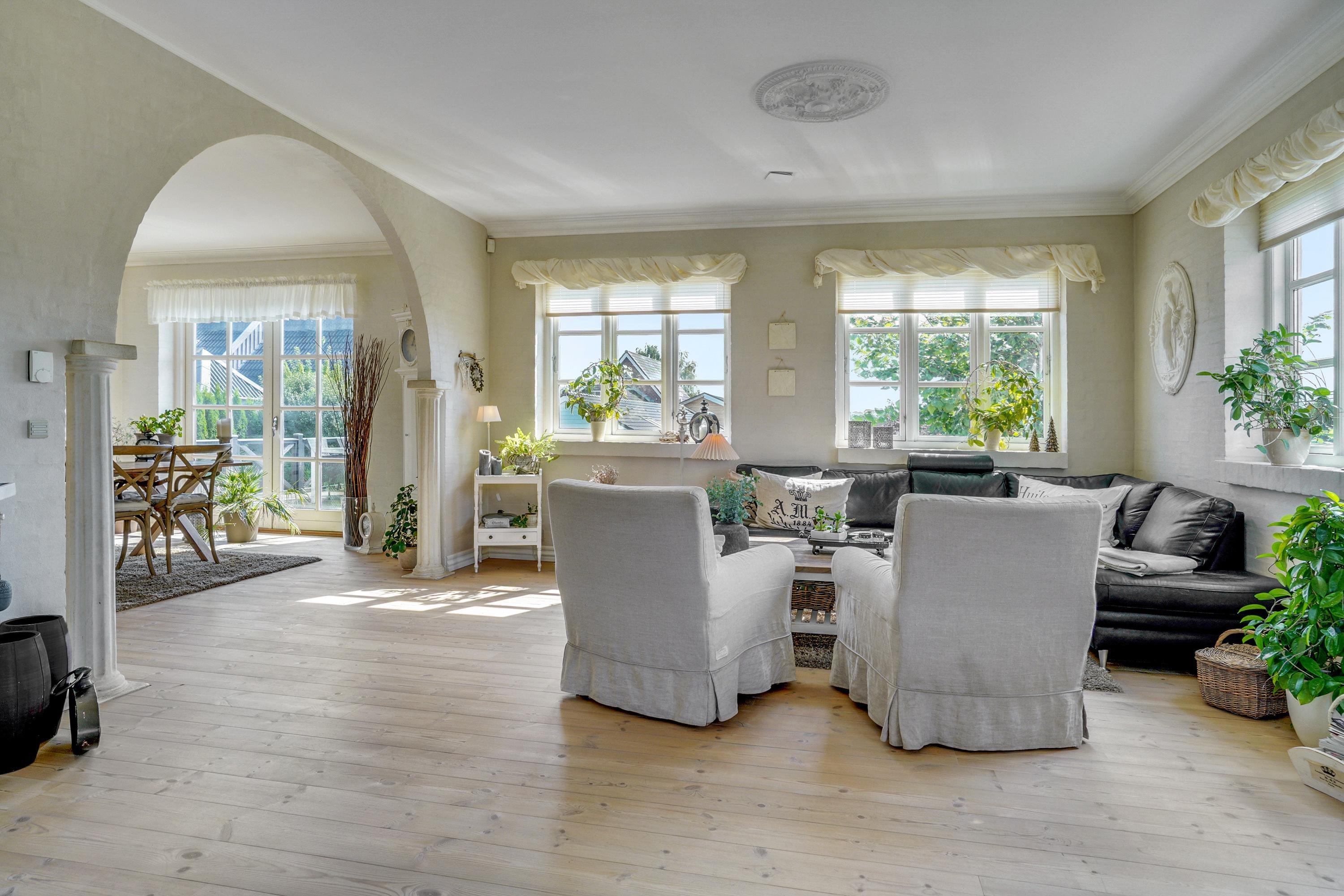 Fremhævet stue billede i fuldskærmstilstand. Billede af Grønningen 4, 9600 Aars