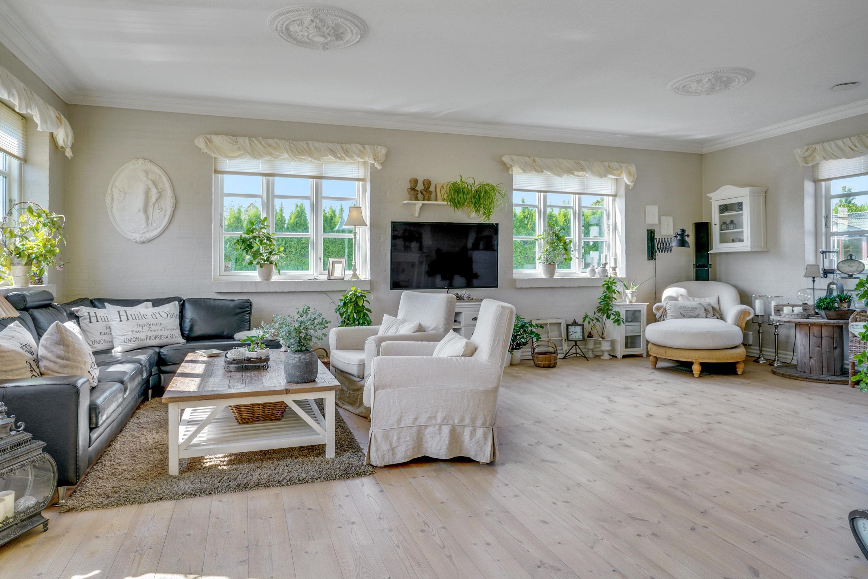 Fremhævet stue billede i fuldskærmstilstand. Billede af Grønningen 4, 9600 Aars