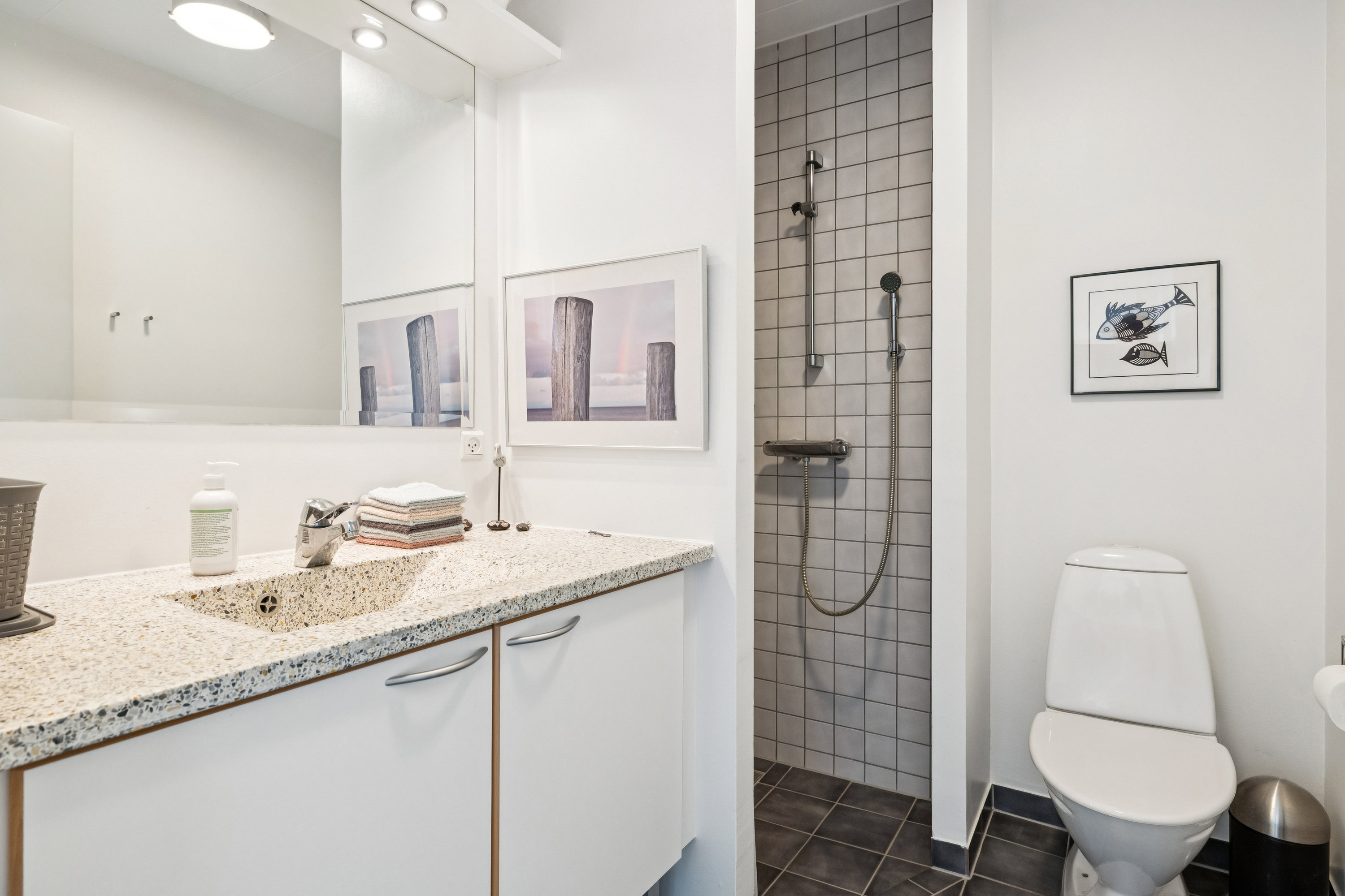 Fremhævet badeværelse billede i fuldskærmstilstand. Billede af Havnen 32, Øster Hurup, 9560 Hadsund