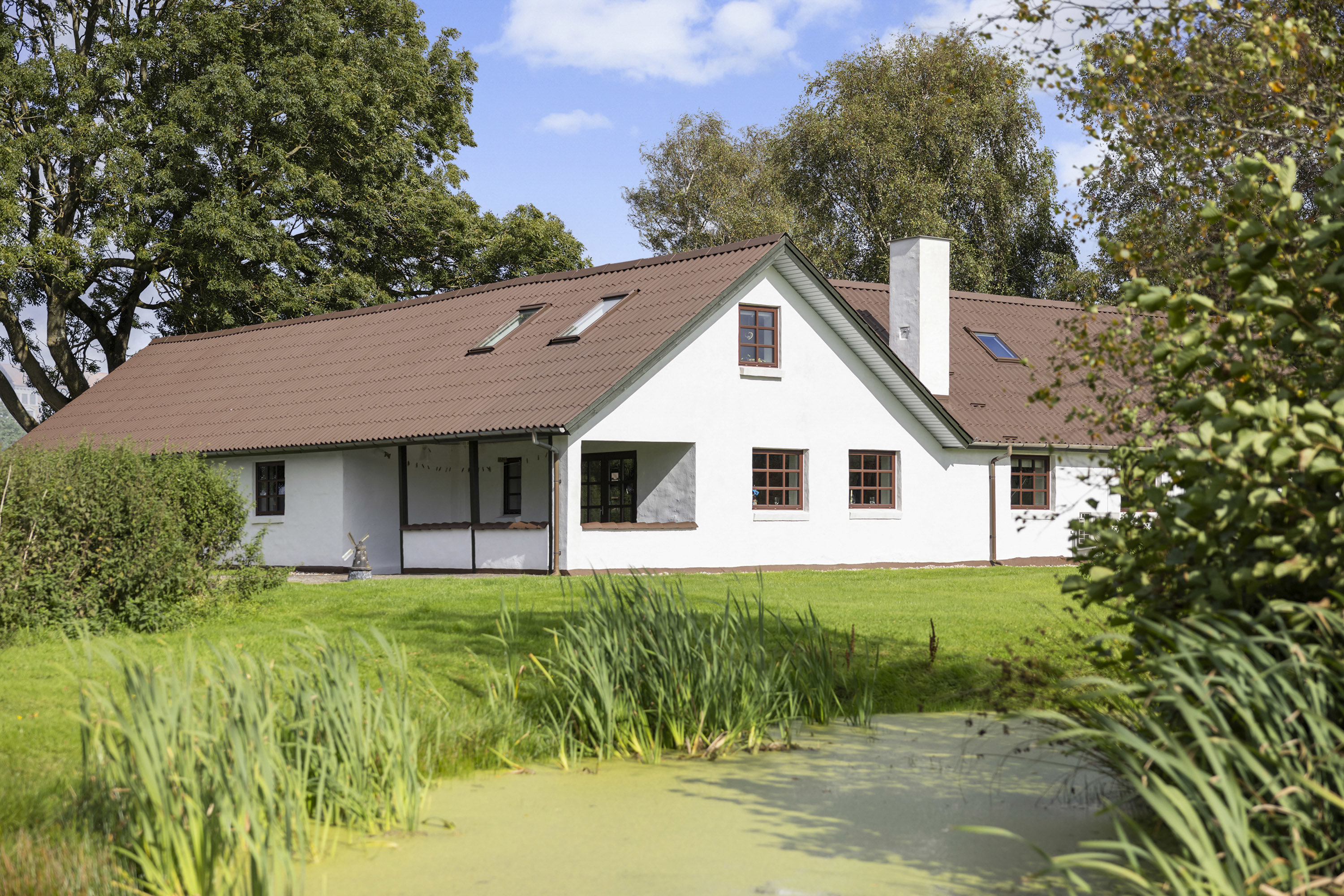 Fremhævet facade billede i fuldskærmstilstand. Billede af Solsbækvej 276, Lyngså, 9300 Sæby