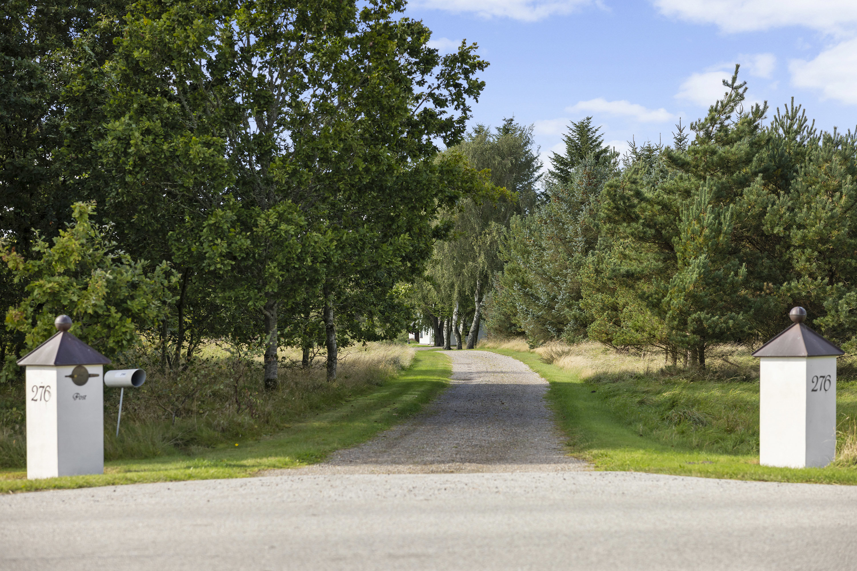Miniaturebillede 2: indkørsel. Billede af Solsbækvej 276, Lyngså, 9300 Sæby