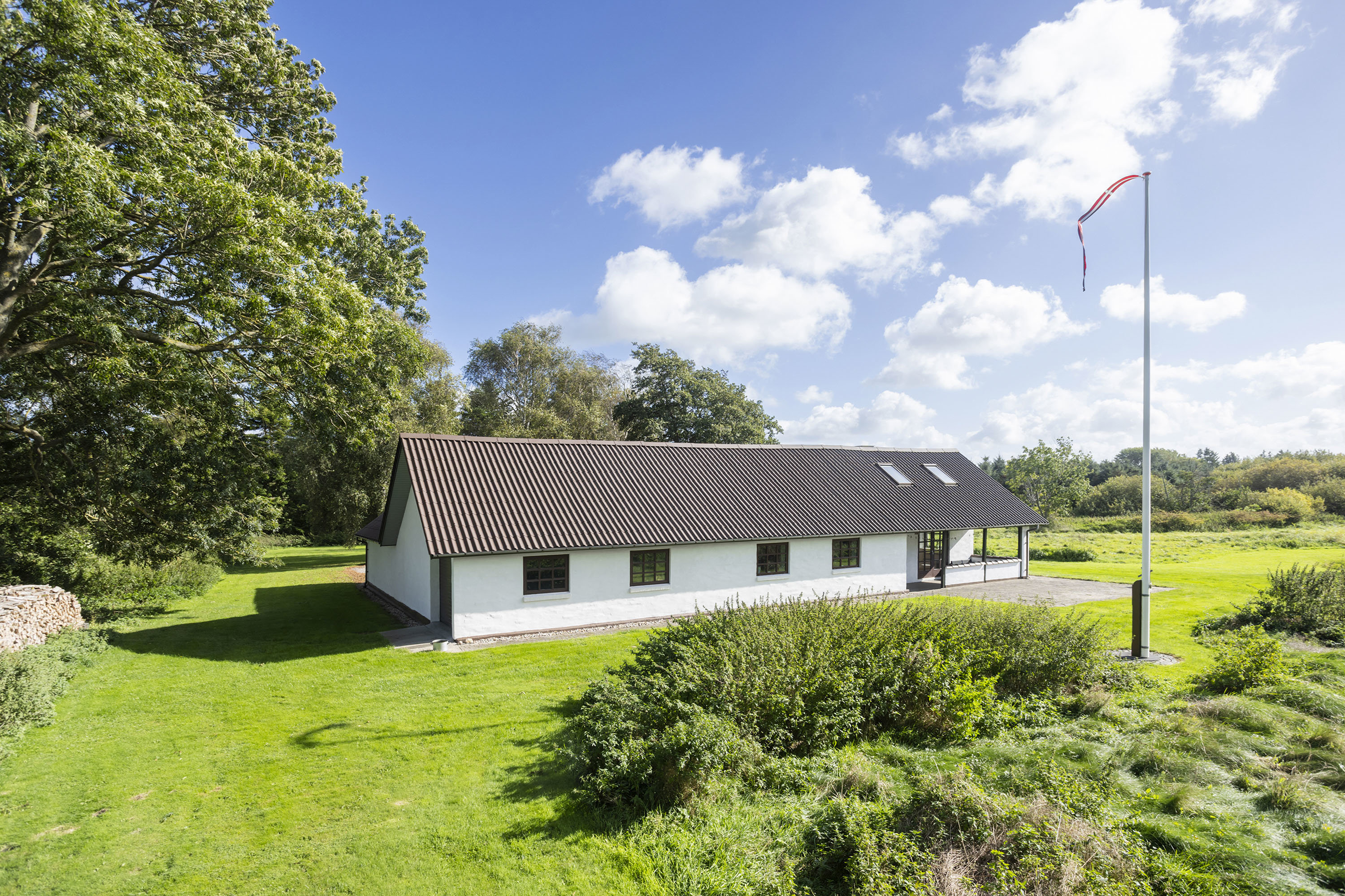 Fremhævet facade billede i fuldskærmstilstand. Billede af Solsbækvej 276, Lyngså, 9300 Sæby