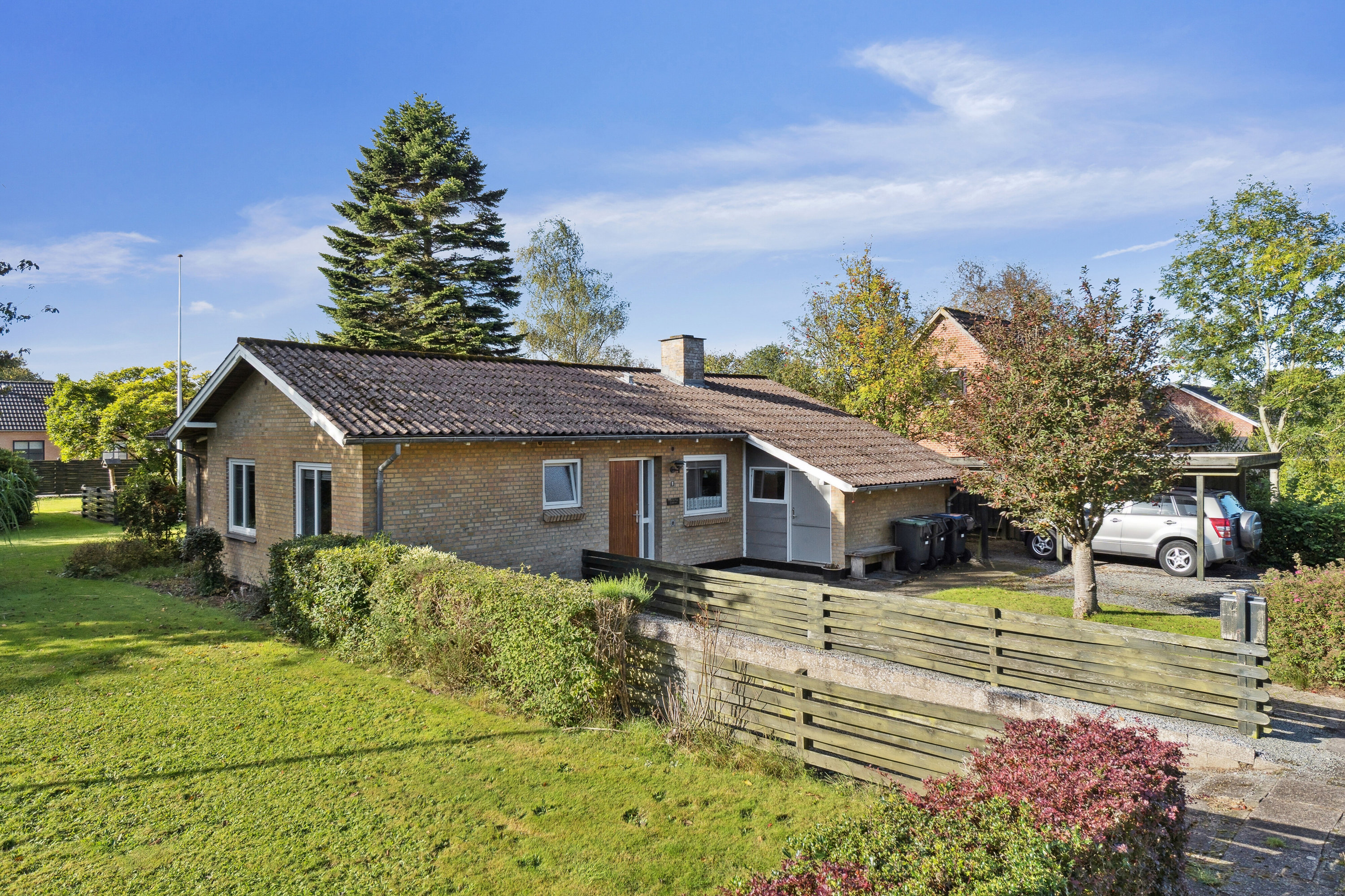 Fremhævet set fra haven billede i fuldskærmstilstand. Billede af Midtervang 1, 6630 Rødding