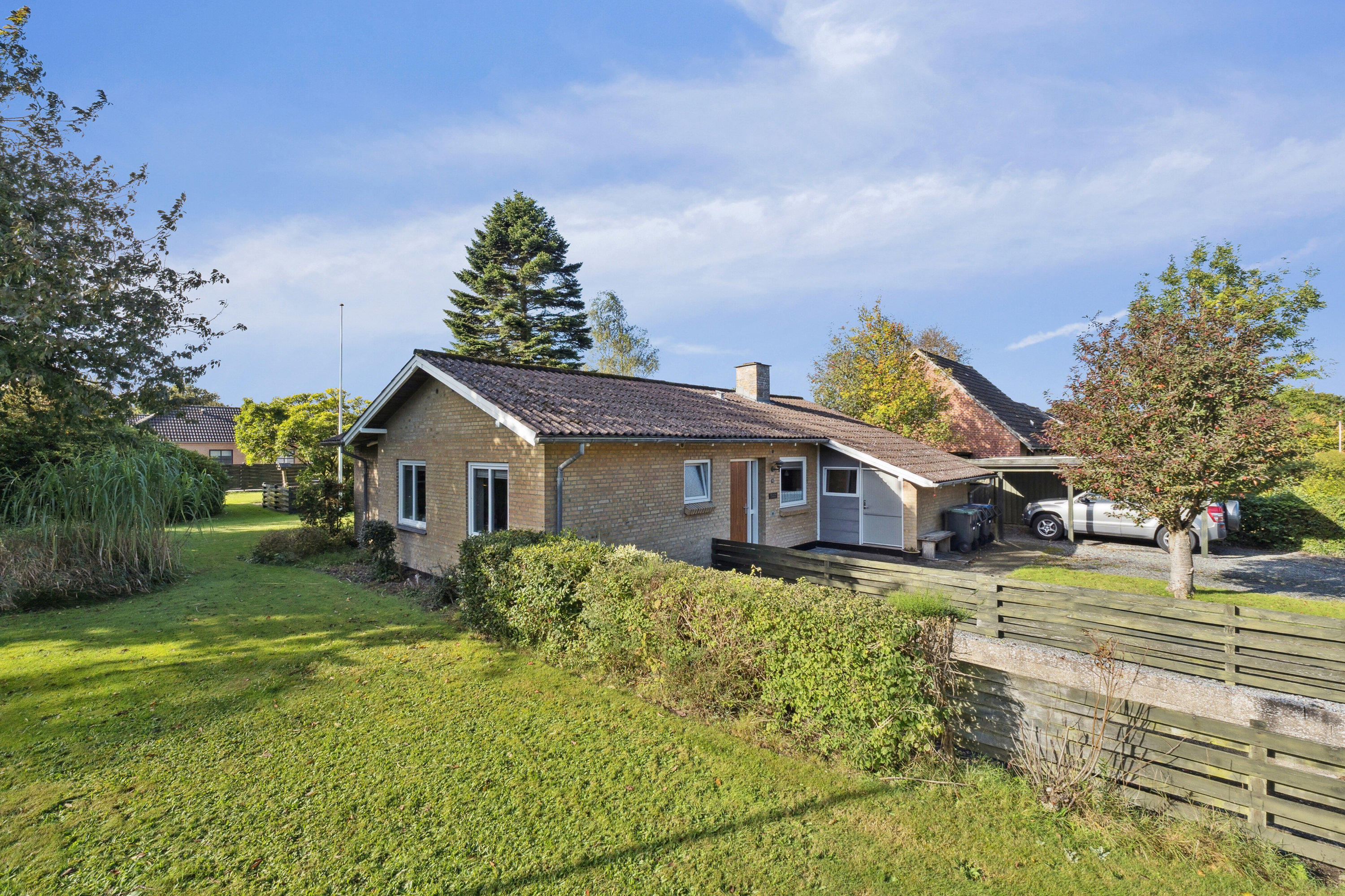 Fremhævet set fra haven billede i fuldskærmstilstand. Billede af Midtervang 1, 6630 Rødding