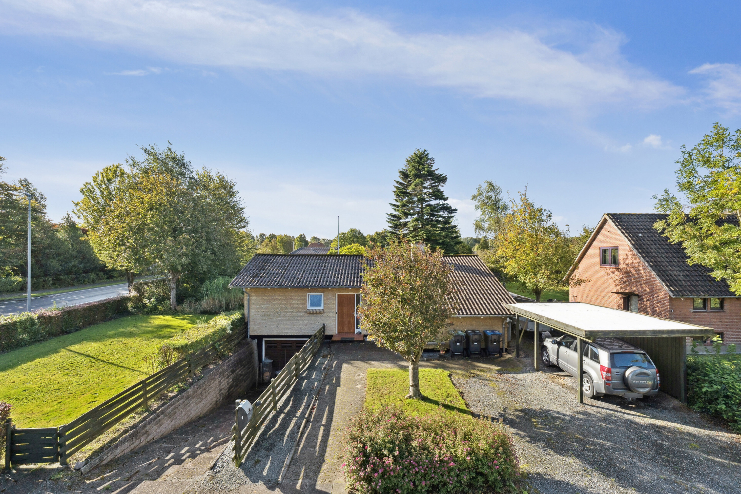 Fremhævet set fra vejen billede i fuldskærmstilstand. Billede af Midtervang 1, 6630 Rødding