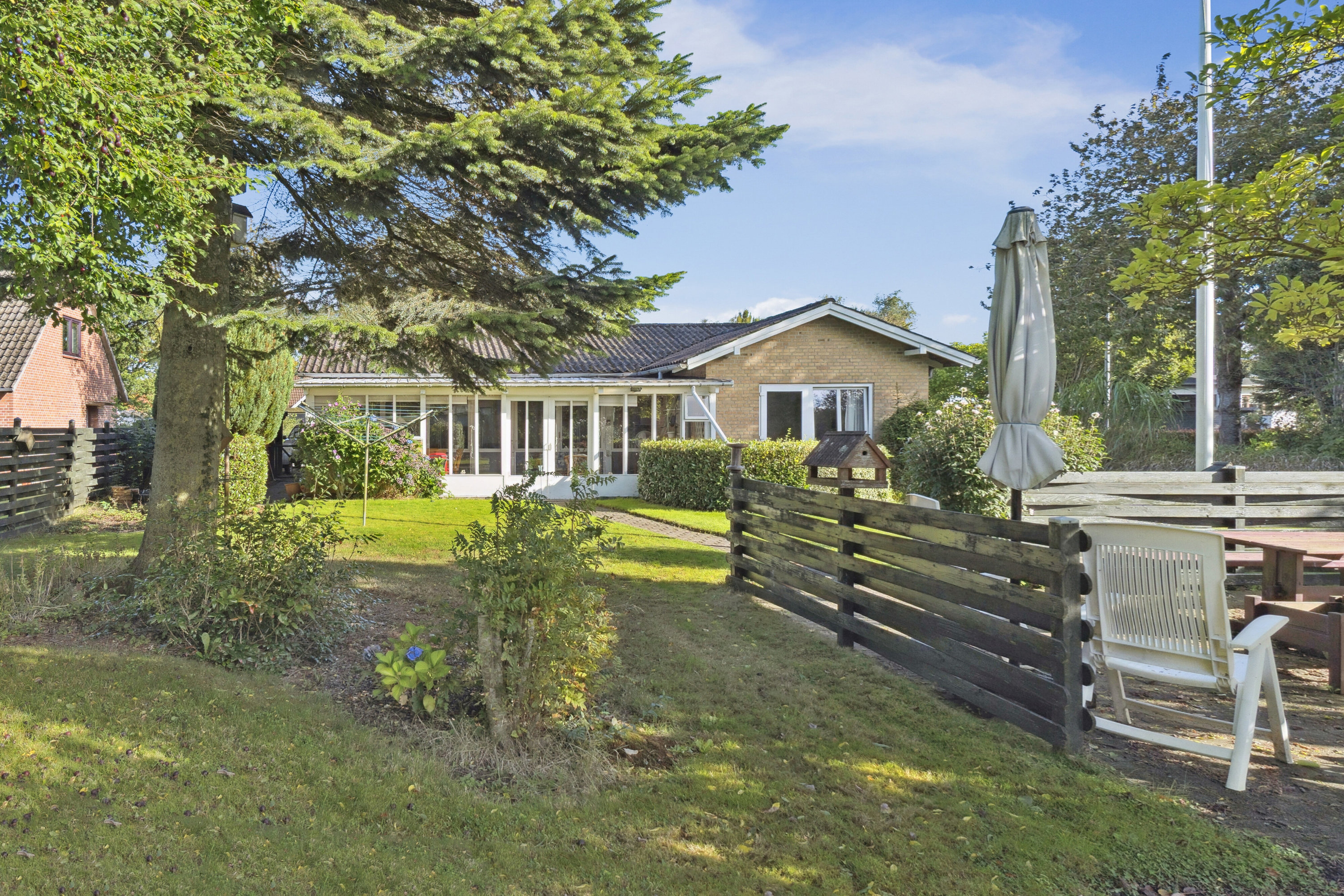 Fremhævet set fra haven billede i fuldskærmstilstand. Billede af Midtervang 1, 6630 Rødding