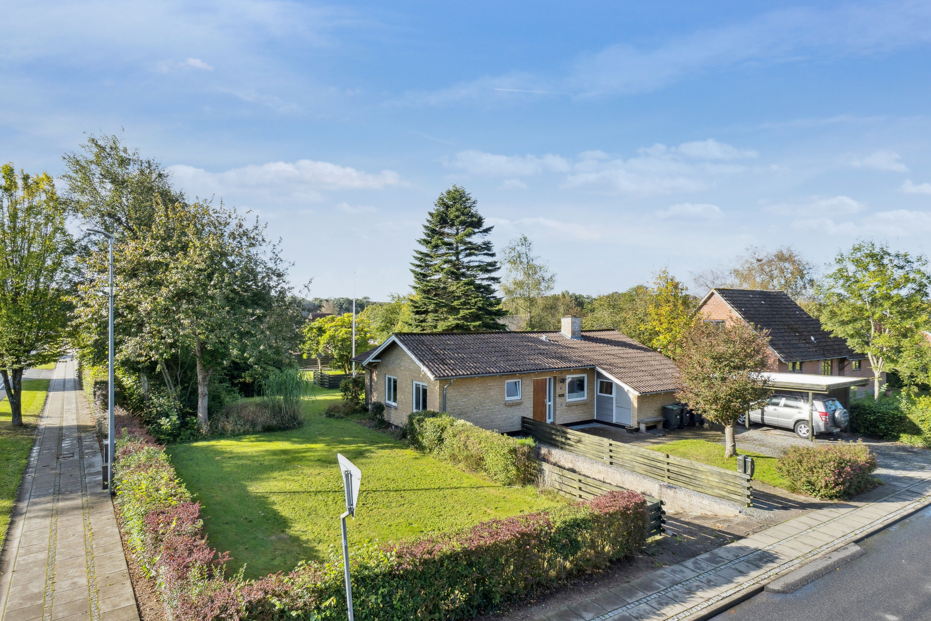 Fremhævet set fra vejen billede i fuldskærmstilstand. Billede af Midtervang 1, 6630 Rødding