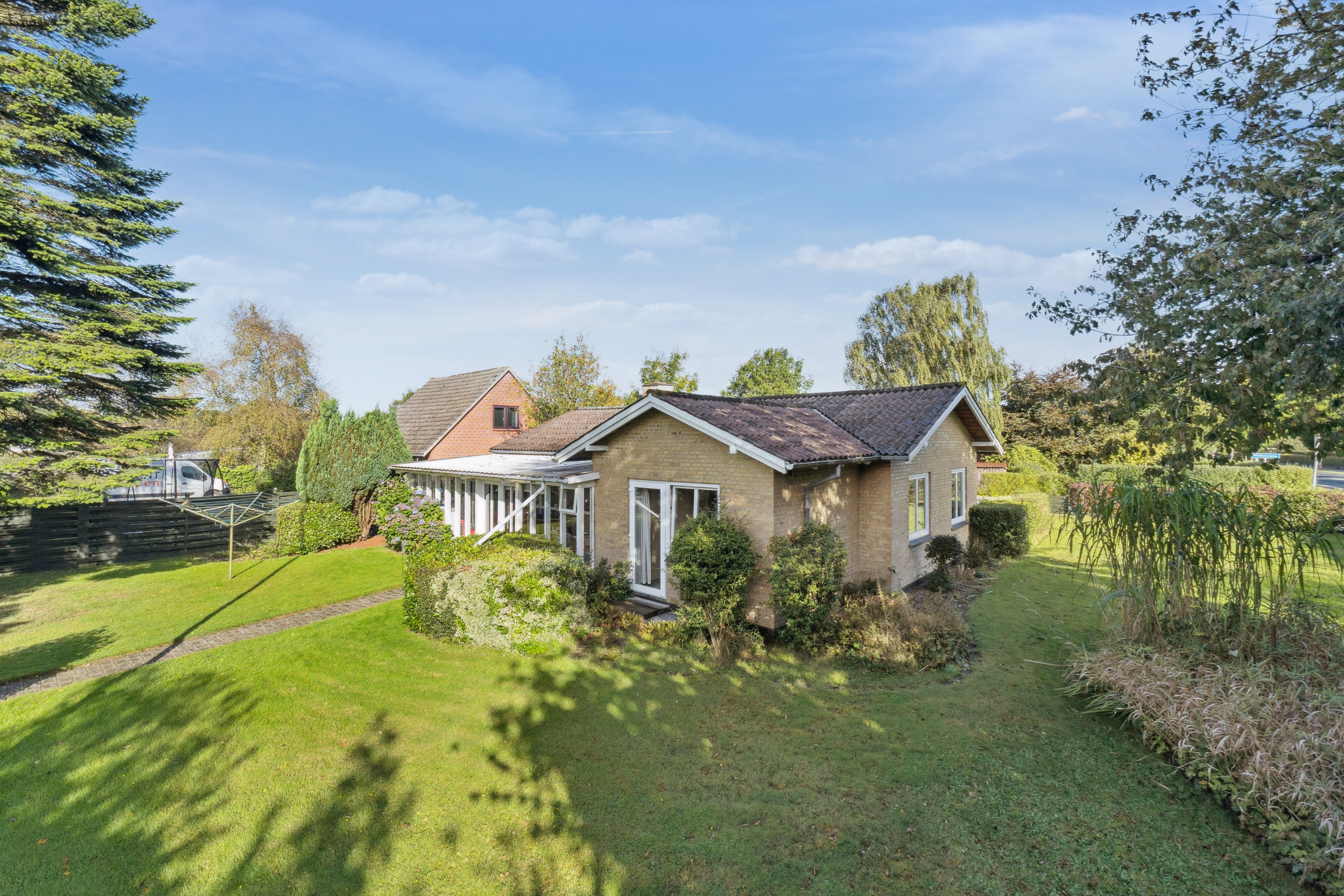 Fremhævet set fra haven billede i fuldskærmstilstand. Billede af Midtervang 1, 6630 Rødding