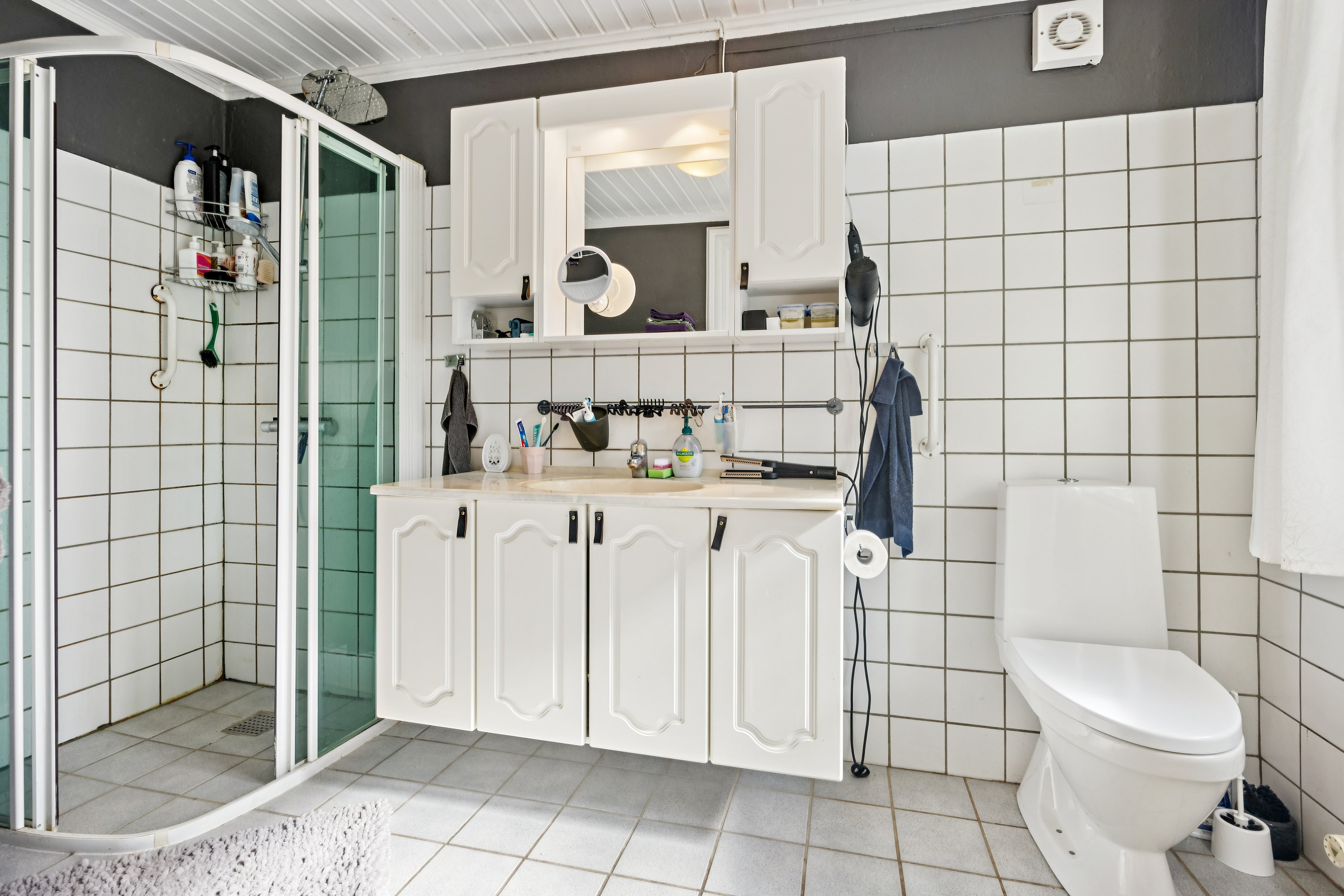 Fremhævet badeværelse billede i fuldskærmstilstand. Billede af Under Bjerget 8, 9460 Brovst