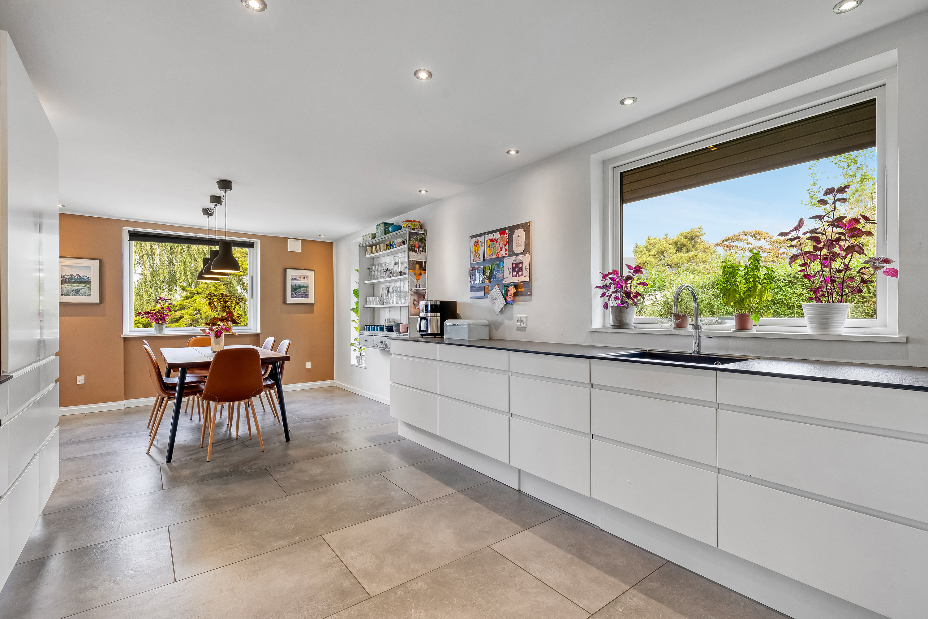 Fremhævet køkken alrum billede i fuldskærmstilstand. Billede af Resedavej 3, 3600 Frederikssund