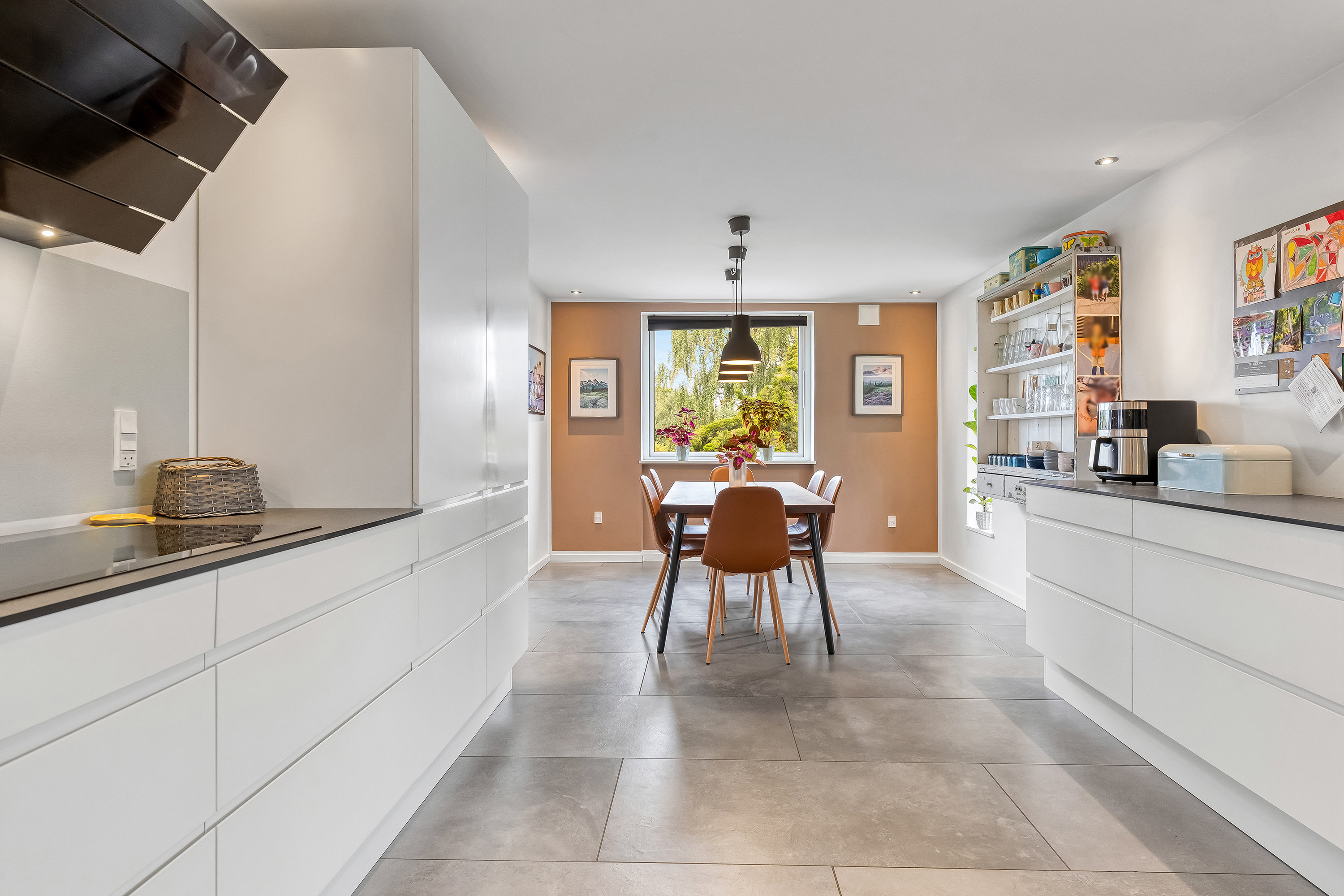 Fremhævet køkken alrum billede i fuldskærmstilstand. Billede af Resedavej 3, 3600 Frederikssund