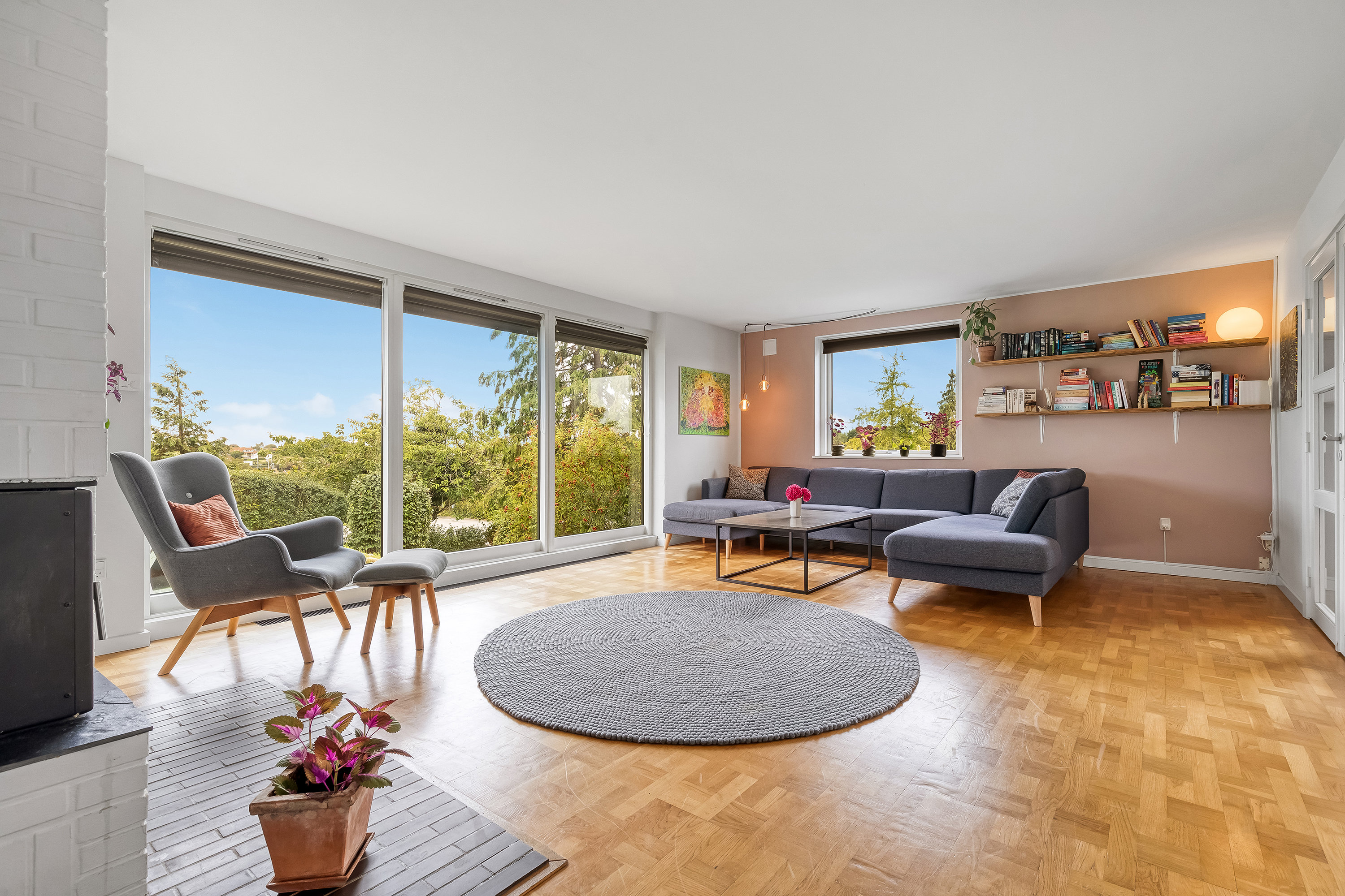 Fremhævet stue billede i fuldskærmstilstand. Billede af Resedavej 3, 3600 Frederikssund