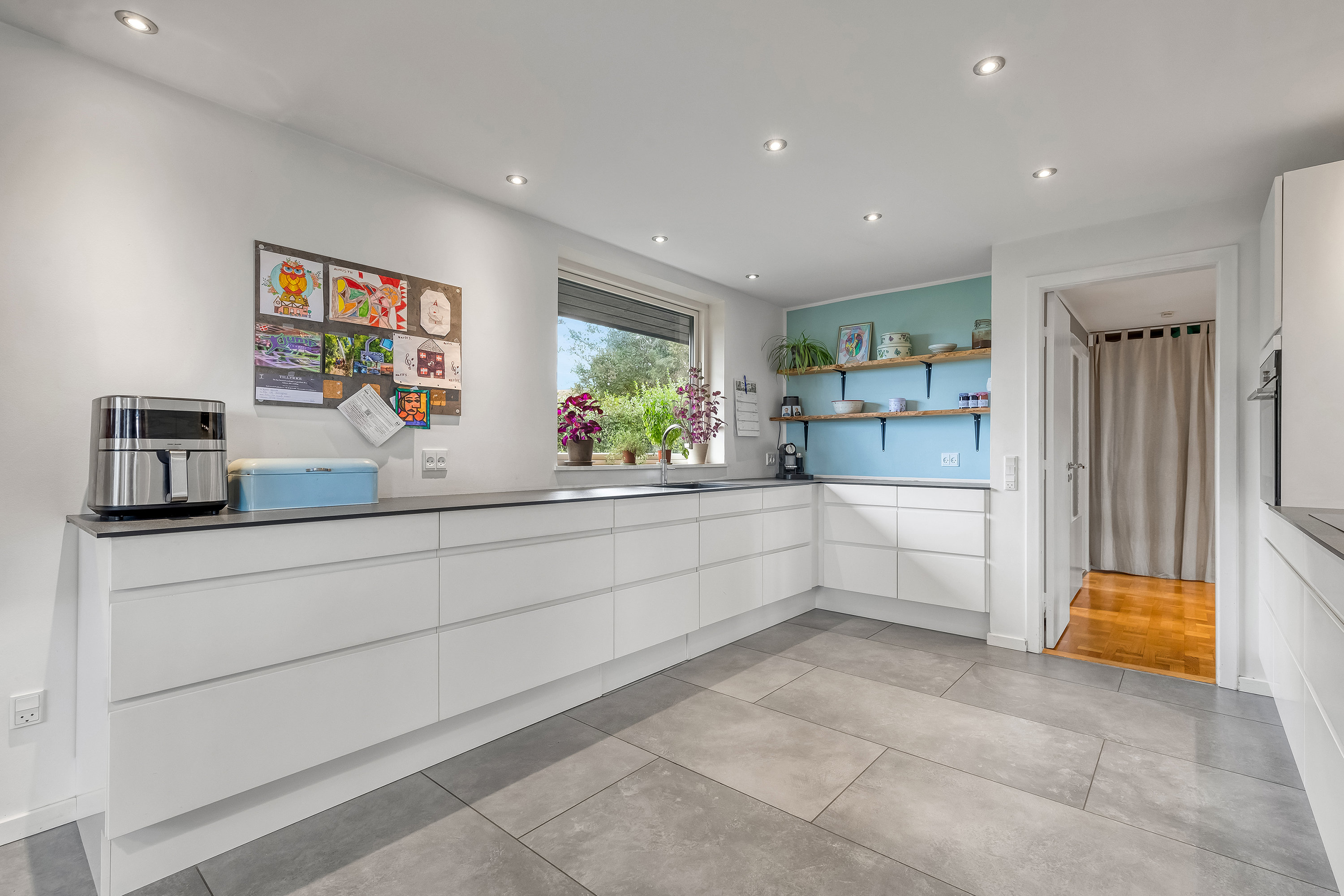 Fremhævet køkken alrum billede i fuldskærmstilstand. Billede af Resedavej 3, 3600 Frederikssund