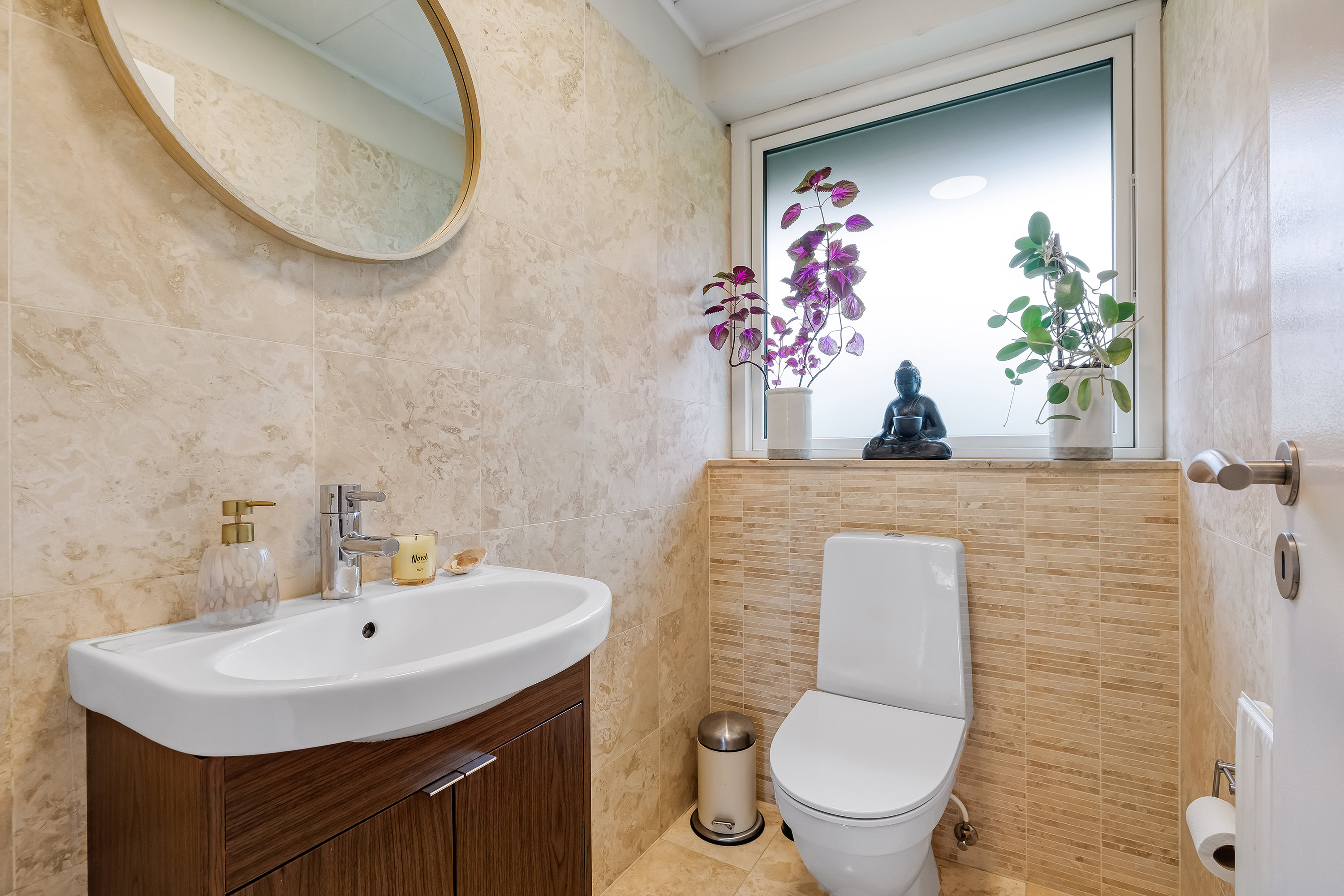 Fremhævet toilet billede i fuldskærmstilstand. Billede af Resedavej 3, 3600 Frederikssund