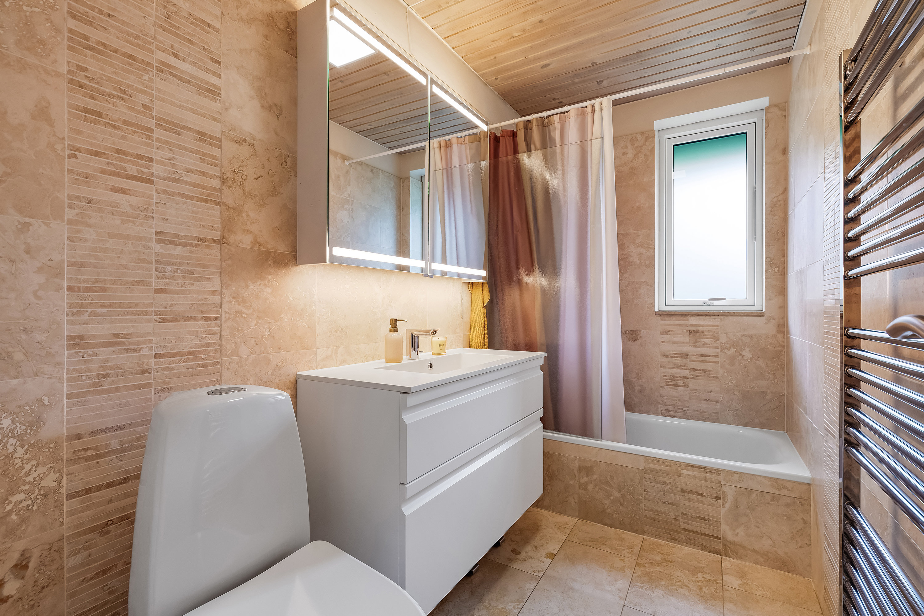 Fremhævet badeværelse billede i fuldskærmstilstand. Billede af Resedavej 3, 3600 Frederikssund