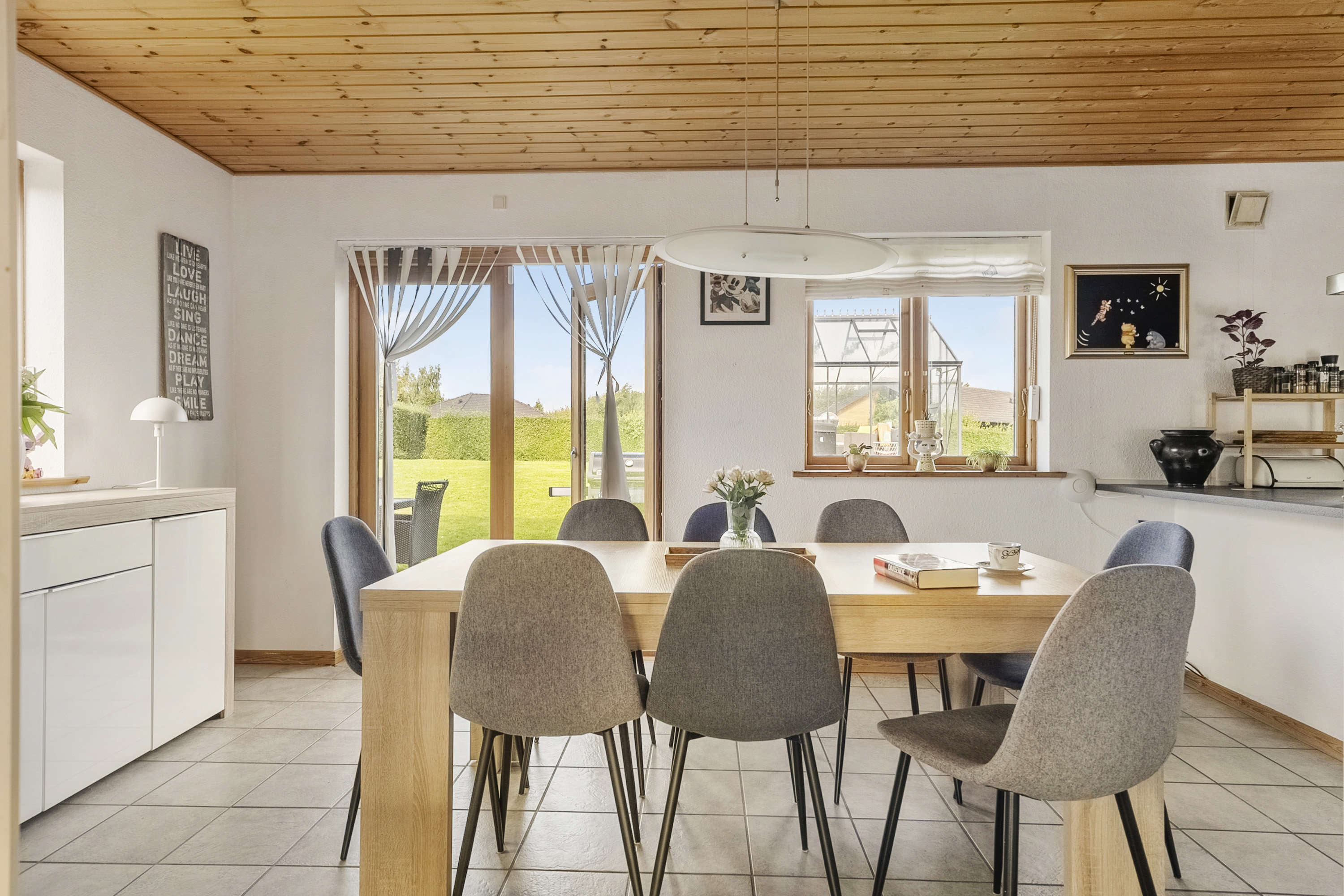 Fremhævet spisestue billede i fuldskærmstilstand. Billede af Rosenvænget 41, Klakring, 7130 Juelsminde