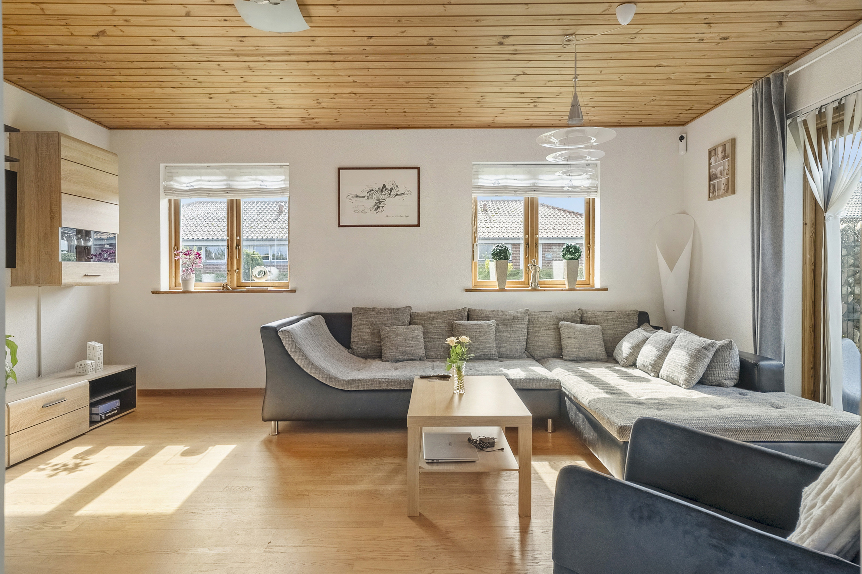 Fremhævet stue billede i fuldskærmstilstand. Billede af Rosenvænget 41, Klakring, 7130 Juelsminde