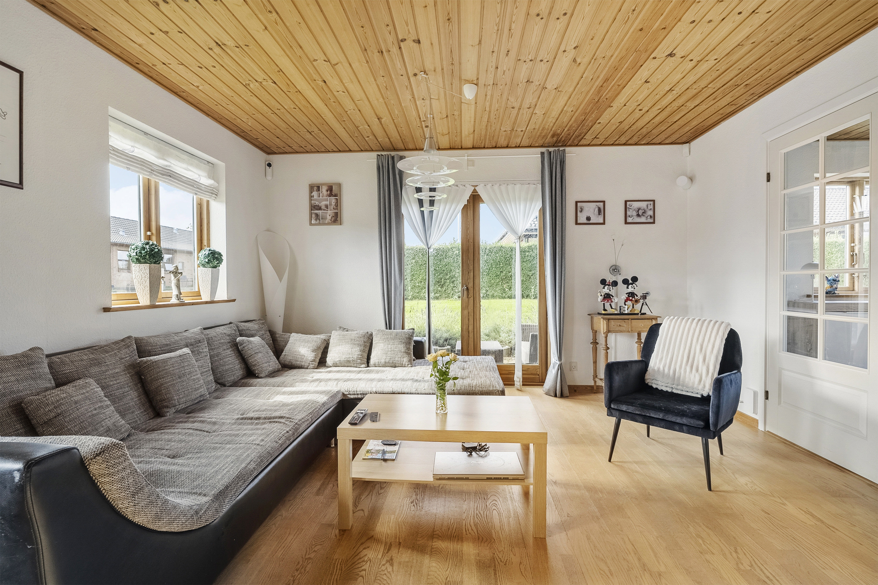 Fremhævet stue billede i fuldskærmstilstand. Billede af Rosenvænget 41, Klakring, 7130 Juelsminde