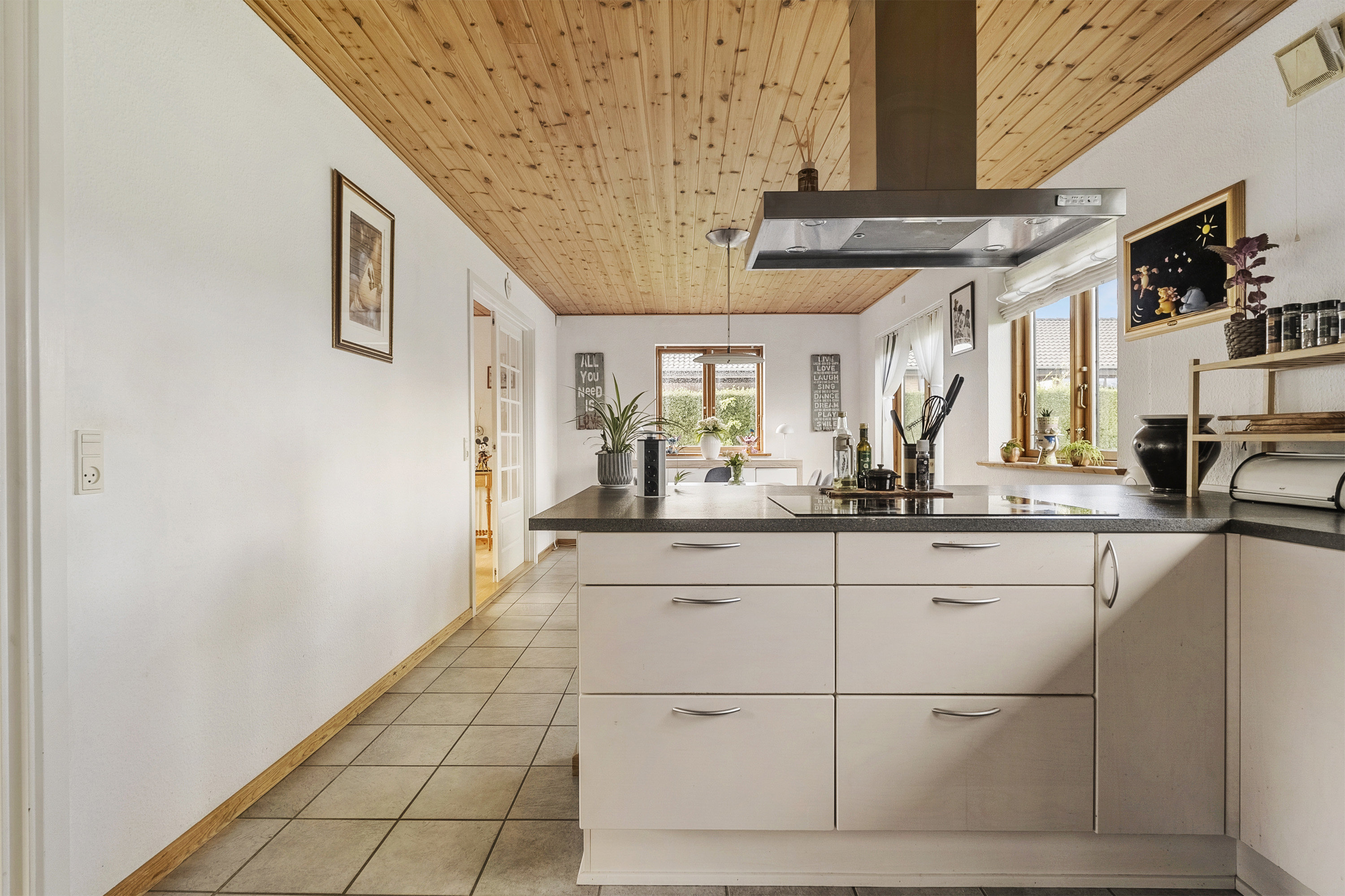 Fremhævet køkken billede i fuldskærmstilstand. Billede af Rosenvænget 41, Klakring, 7130 Juelsminde