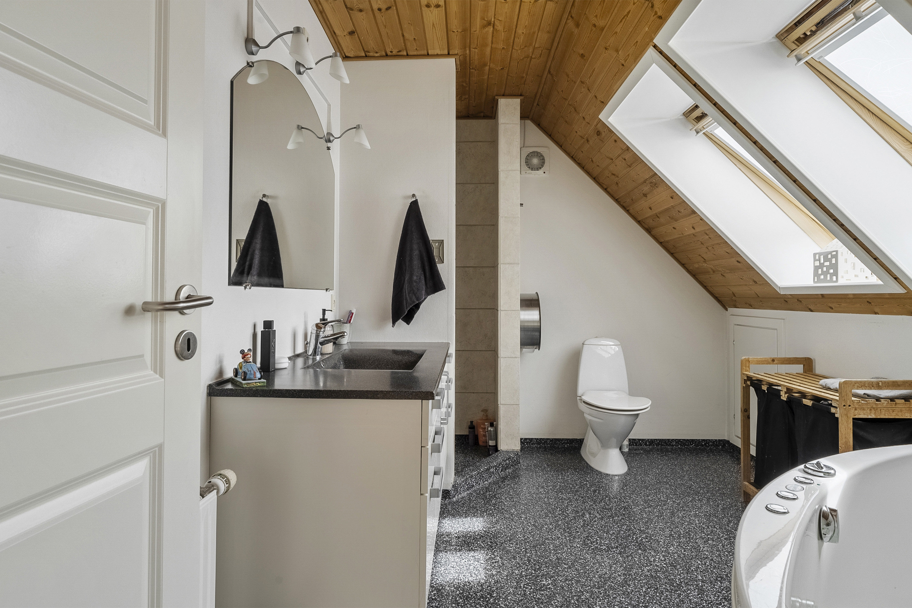 Fremhævet badeværelse billede i fuldskærmstilstand. Billede af Rosenvænget 41, Klakring, 7130 Juelsminde