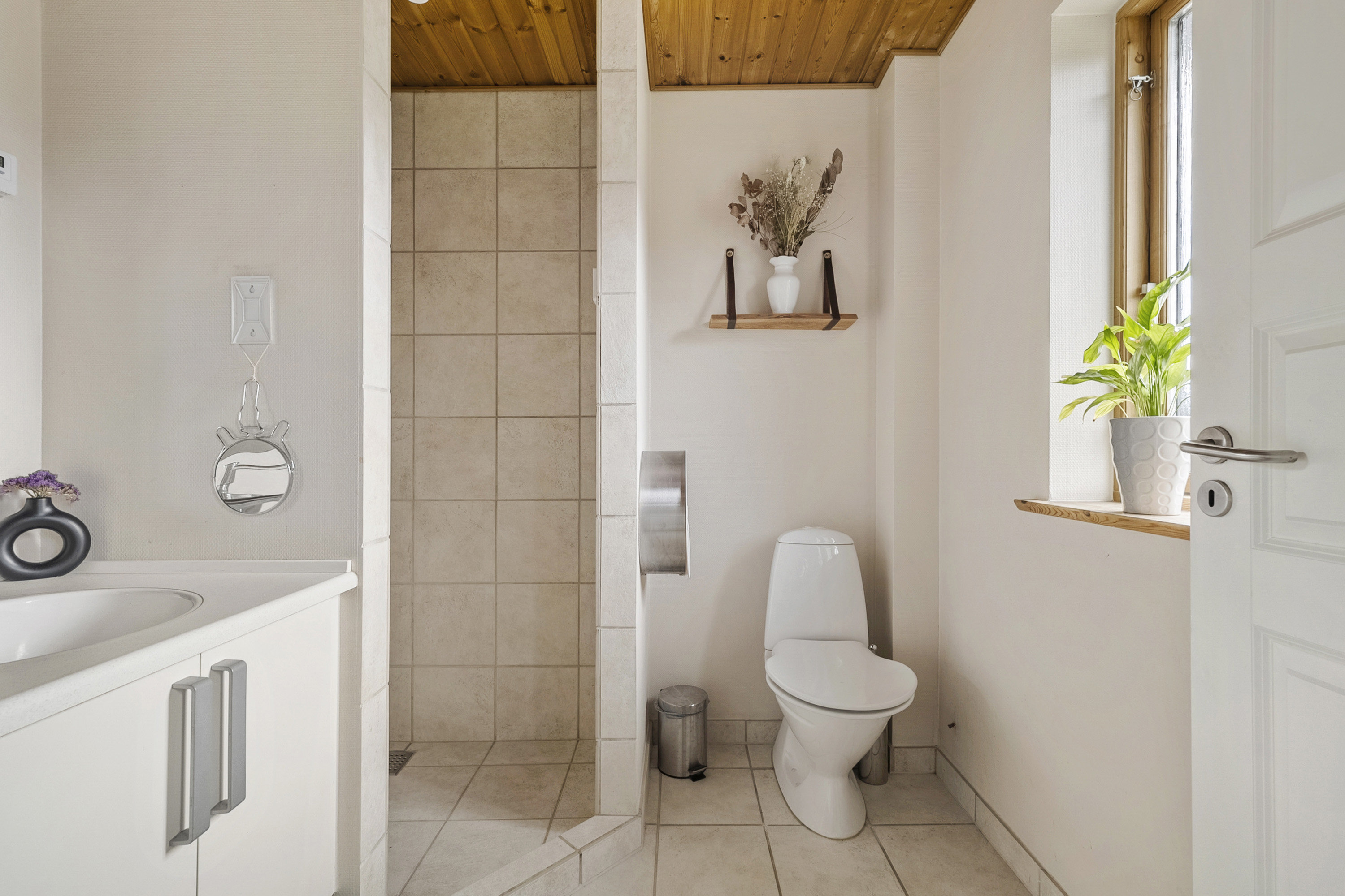 Fremhævet badeværelse billede i fuldskærmstilstand. Billede af Rosenvænget 41, Klakring, 7130 Juelsminde