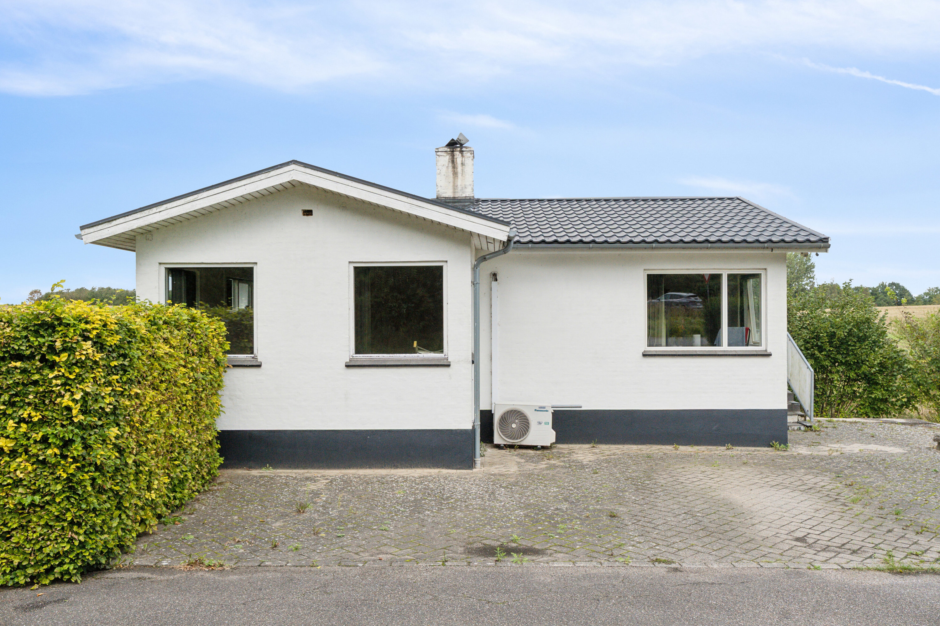 Fremhævet set fra vejen billede i fuldskærmstilstand. Billede af Teglværksvej 51, Ølsted, 8723 Løsning